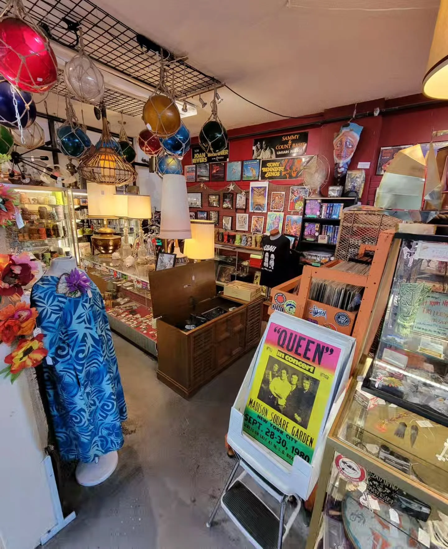 @tikileestikishop has all the tiki you could ever dream of! Get yourself to Main Street Peddlers and check out these amazing treasures.
#lasvegas
#dtlv
#mainstreetpeddlersantiquemall 
#lasvegasantiques 
#lasvegastiki