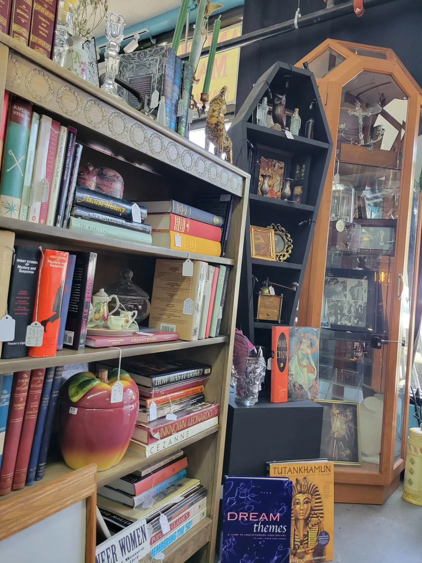 Always something new to see at Main Street Peddlers Antique Mall! Check out @helsings_grandsons_destiny next time you make your way Downtown!
#lasvegas
#dtlv
#lasvegasantiquemall 
#artsdistrictlv 
#downtownlasvegas