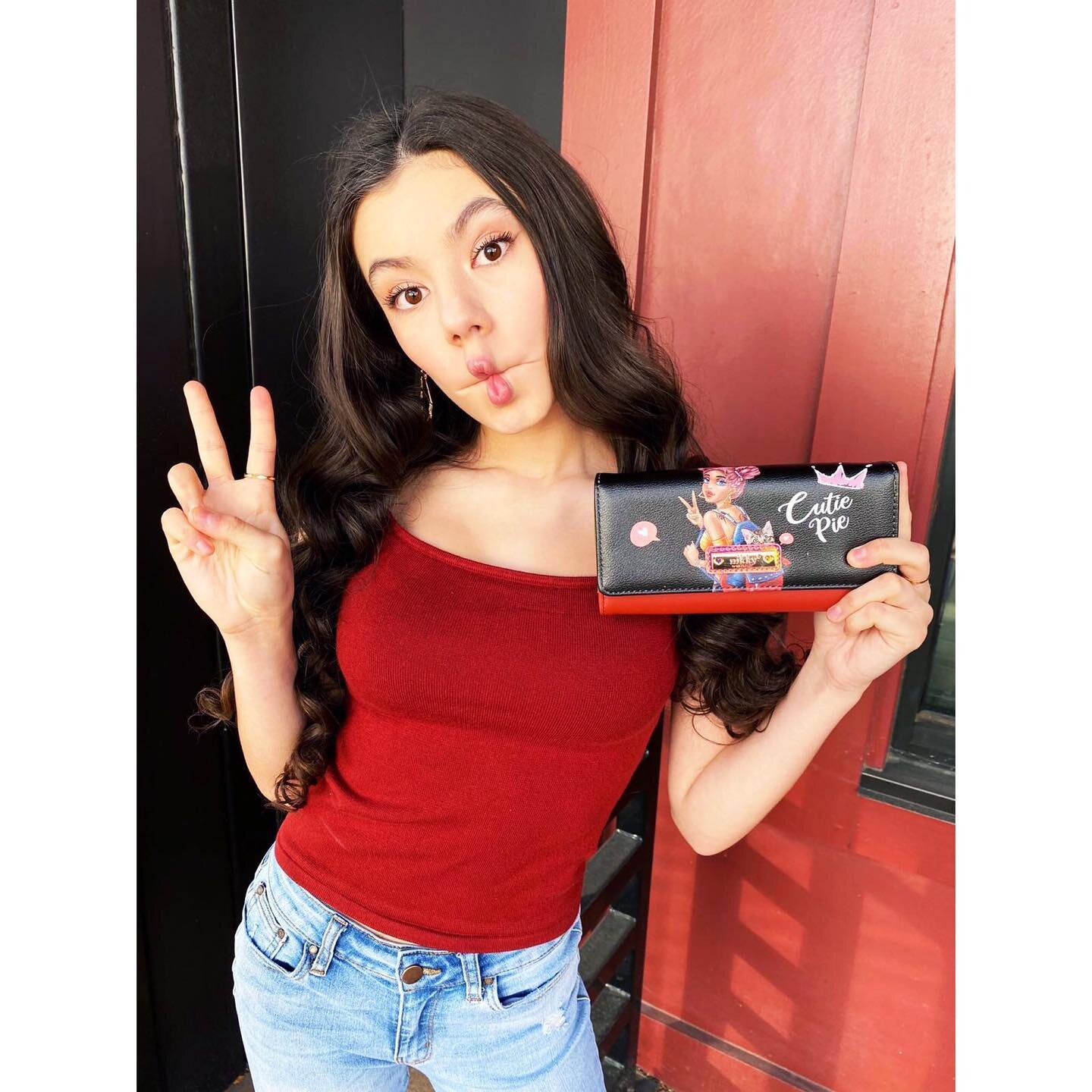 Our lovely Nikky model Noella with the nikky Trifold Wallet! Feel fun and chic using this cute accessory wallet!👛💕🥰 Tap the picture to see prices or visit our official website nicoleleeusa.com/nl-stores to find your nearest distributor to shop our