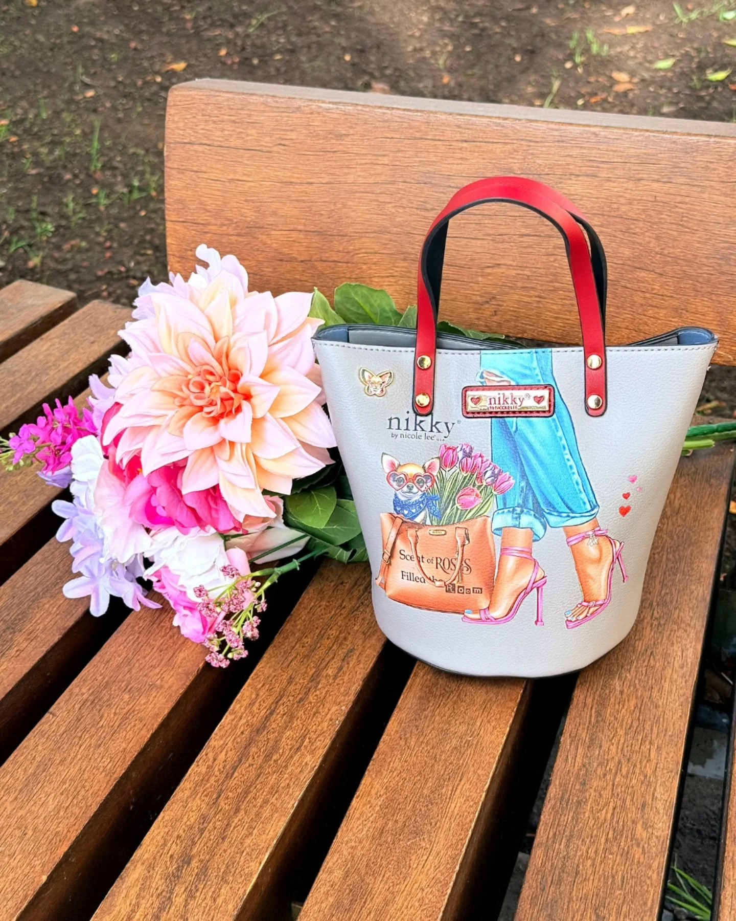 A bouquet for your arm~ 💐✨ Meet the Essence of You Small Bucket Bag.

View the full collection at www.nikkybag.com or via our link in bio! 🥰

#NikkyByNicoleLee #SuzyHanDesigns #NicoleLeeUSA #DesignerHandbags #NewCollection #NewArrivals #FW25 #Fashi