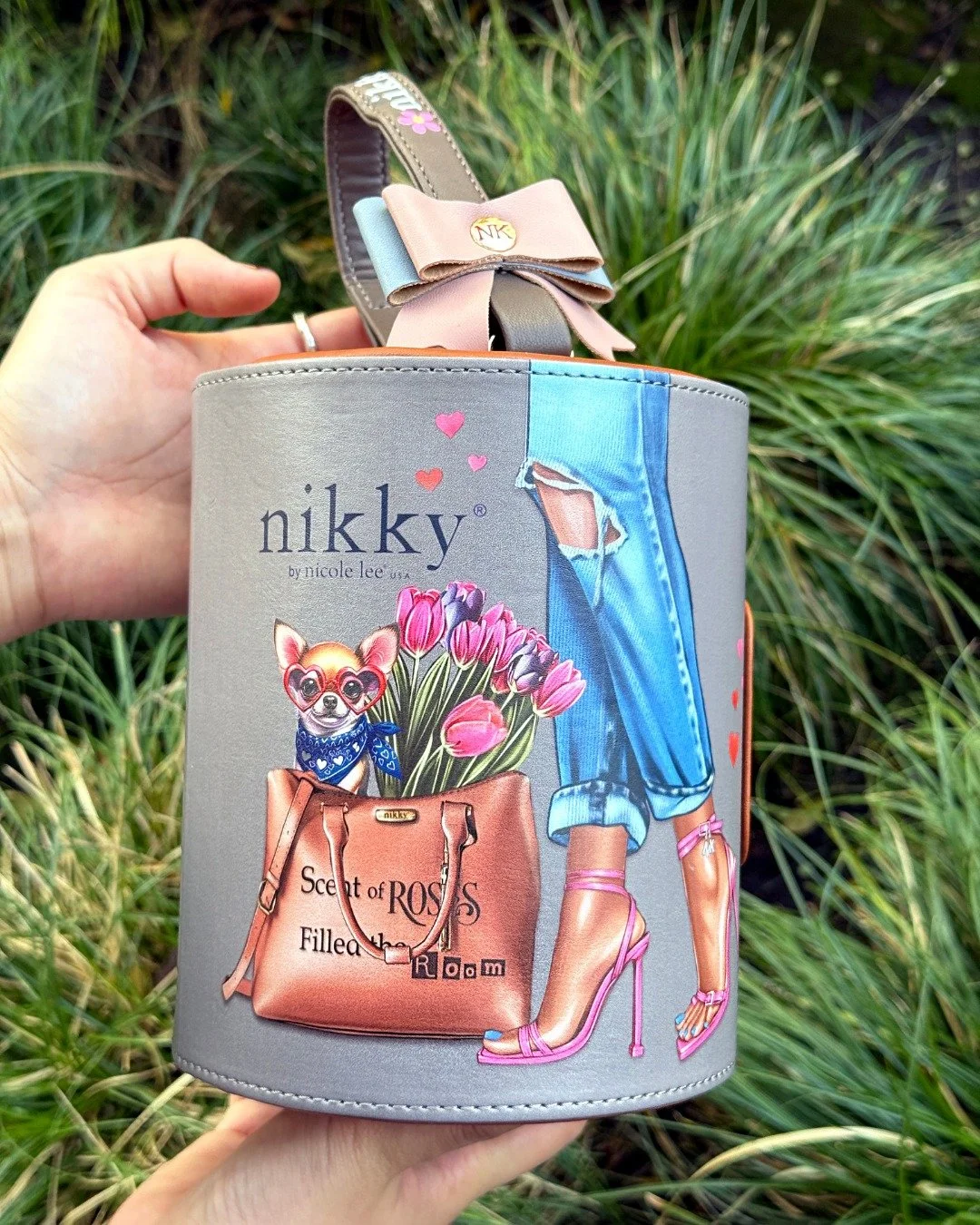 A little box filled with stories, sparkles, and love. 💖💎

Jewelry boxes and pouches available via the link in bio~ ✨

#NikkyByNicoleLee #SuzyHanDesigns #NicoleLeeUSA #JewelryBox #TreasureChest