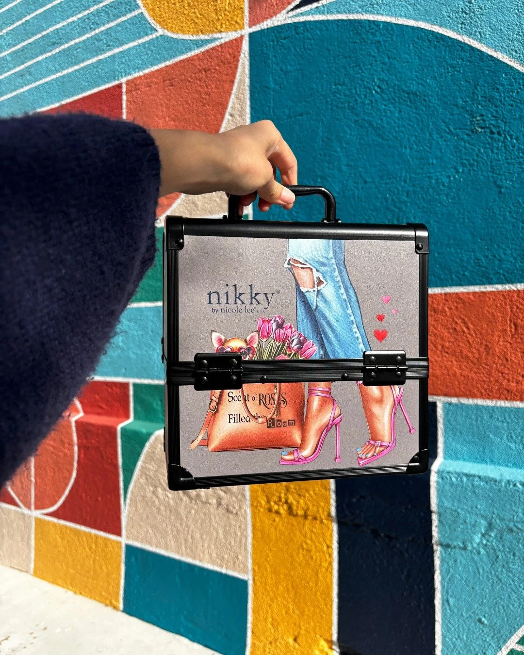 From vanity to travel-ready in one chic case. 😘💄✈️

Find more info about the multi-tiered cosmetic case via our link in bio~

#NikkyByNicoleLee #SuzyHanDesigns #NicoleLeeUSA #makeupbox #makeuporganizer