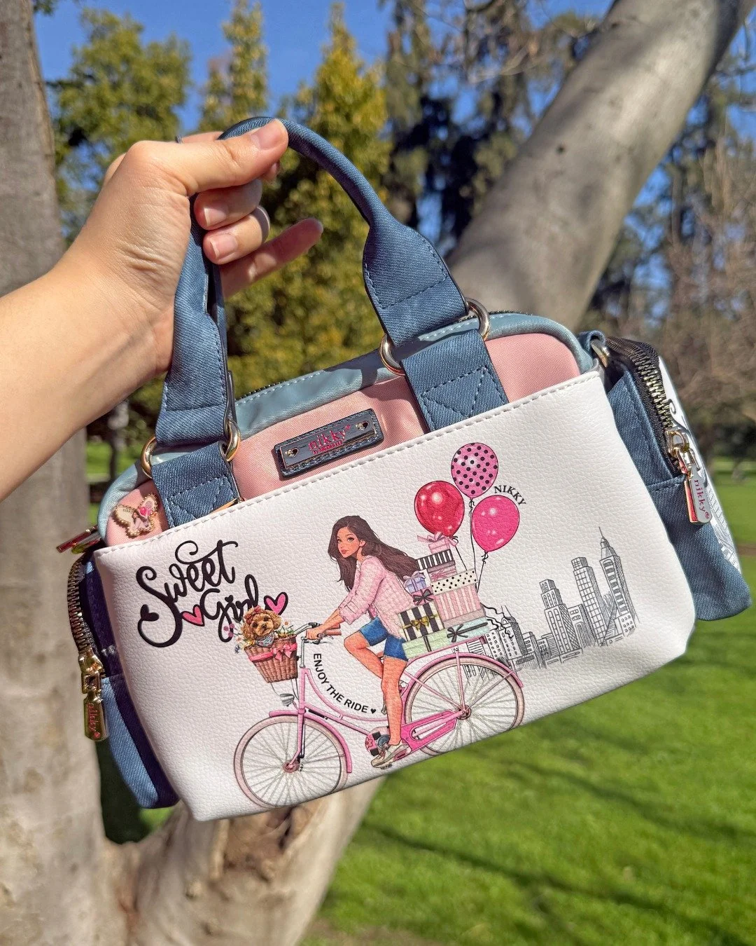 Small bag, big organizing energy 💓 The Sweet Girl Small Multi-Pocket Bag keeps everything right where you want it.

Shop the Sweet Girl Small Multi-Pocket Bag via the link in bio! 🔗

#nikkybag #nicoleleeusa #SuzyHanDesigns #newcollection #handbags