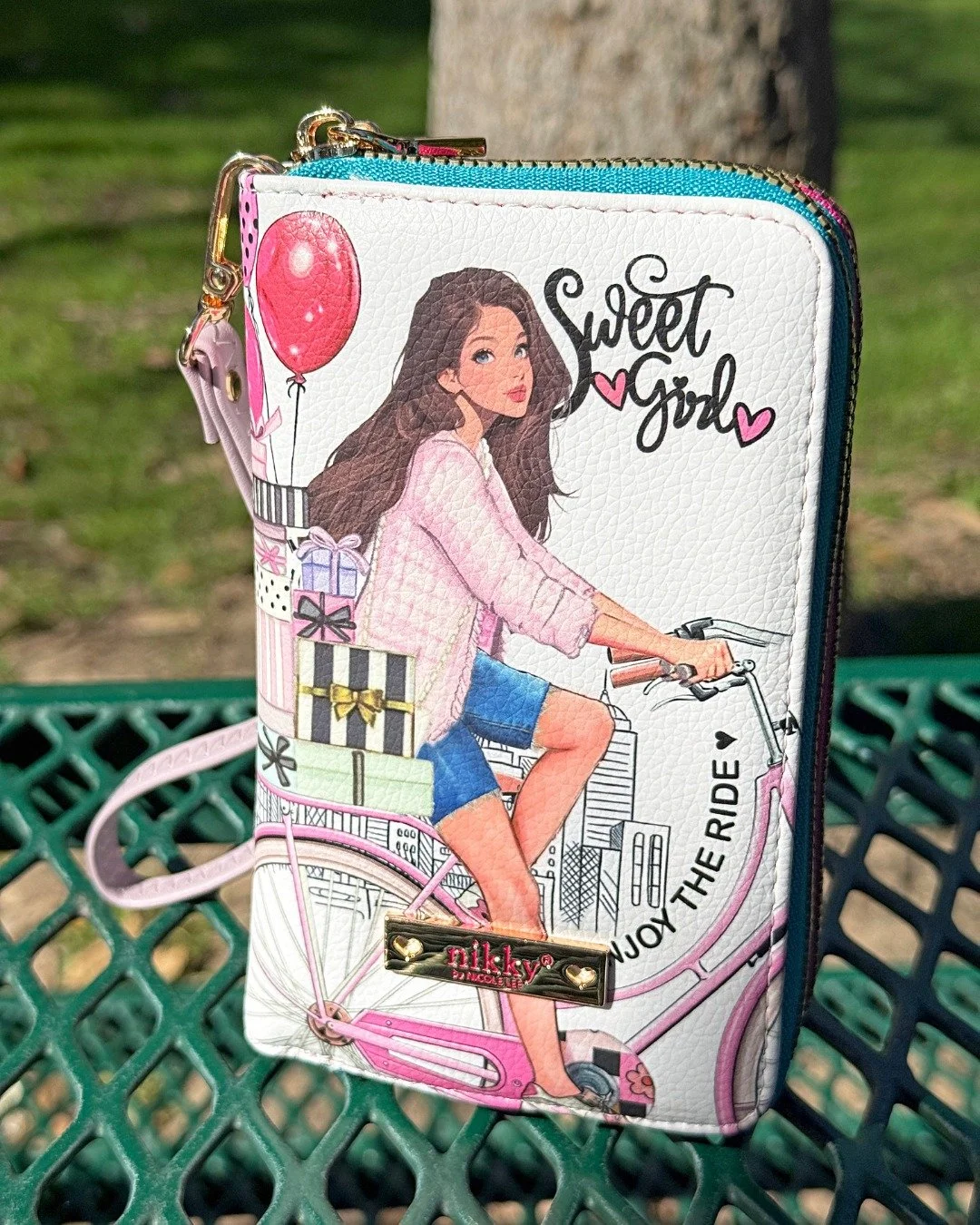 The Nikky Medium Double Zipper Wallet comes with a handy-dandy wristlet for a secure and cute hands-free carry. 🌸💜
The sweet bright colors of the print are perfect for this spring/summer season~

Be sure to check it out in the link in bio. 🥰

#nik