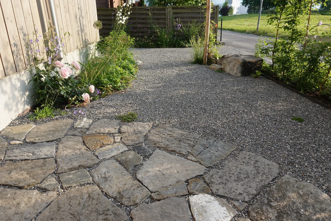 Plätze aus Natursteinen im naturnahen Garten