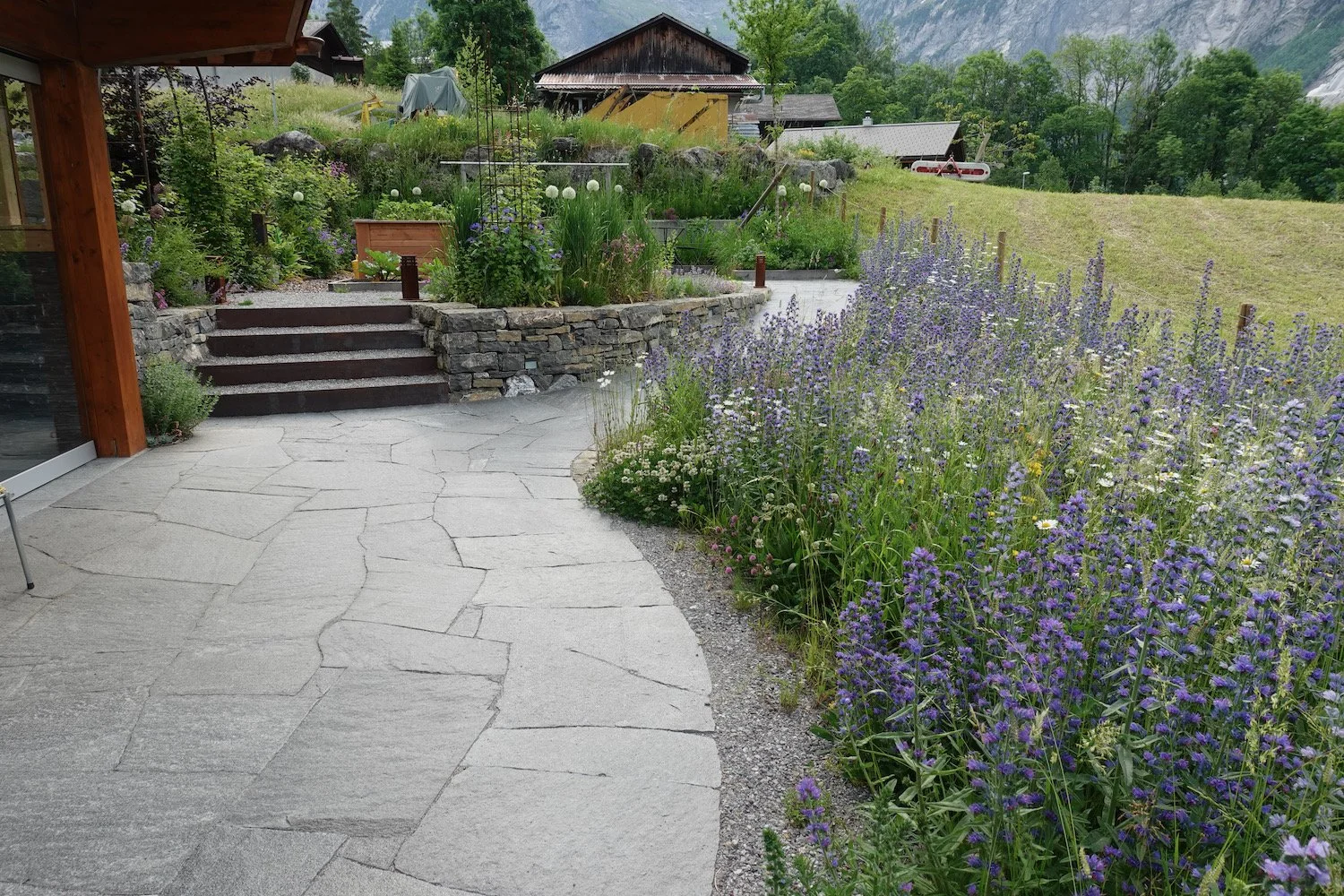 Garten in Grindelwad, Frühling 2021, Neugestaltung Herbst 2019 - Frühling 2020