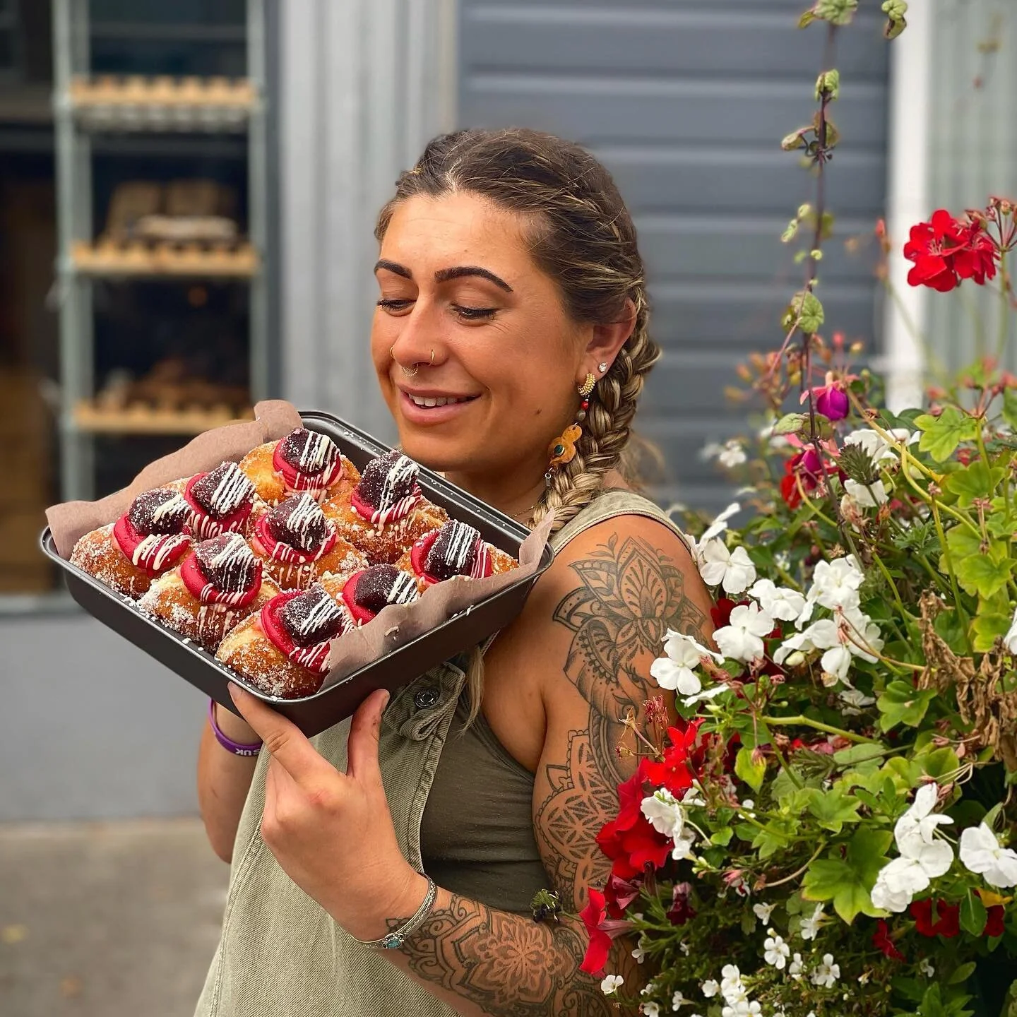 Happy hump day ya&rsquo;lll, let&rsquo;s all get fat together and eat our rhubarb &amp; berry medley 🍓🫐🤪
&bull;
We&rsquo;re down for it&hellip; are you? 🤤
&bull;
#bigwigsbakery #bakery #rhubarb #berrymedley #doughnut #humpdaymotivation #letsgetfa