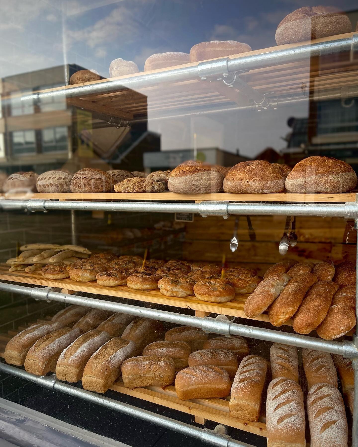 Have you ever seen a sexier bread display?? 🤩 
We have a wide array of sexy breads everyday including a new sourdough special every week!! 🤤🤤
&bull;
What&rsquo;s your favourite loaf?? 😋
&bull;
#bigwigsbakery #bakery #breaddisplay #bread #homemade