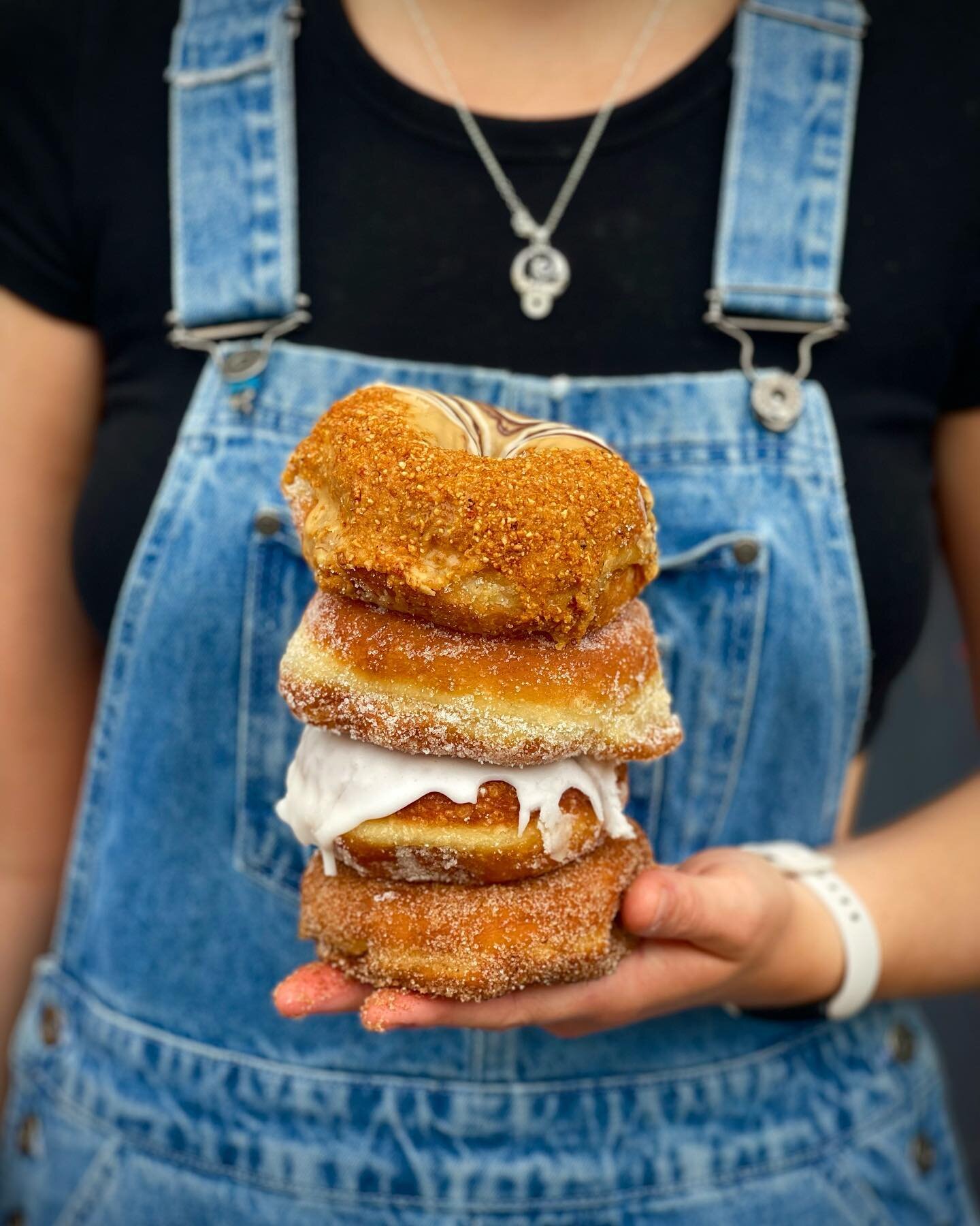 What ring are you choosing?? And we&rsquo;re not talking about the one that goes on your finger 💍😜🍩
&bull;
Comment below which kinda ring you&rsquo;re into? 😉 
&bull;
#bigwigsbakery #bakery #doughnut #glazed #cinnamon #sugar #praline #doughnuts🍩