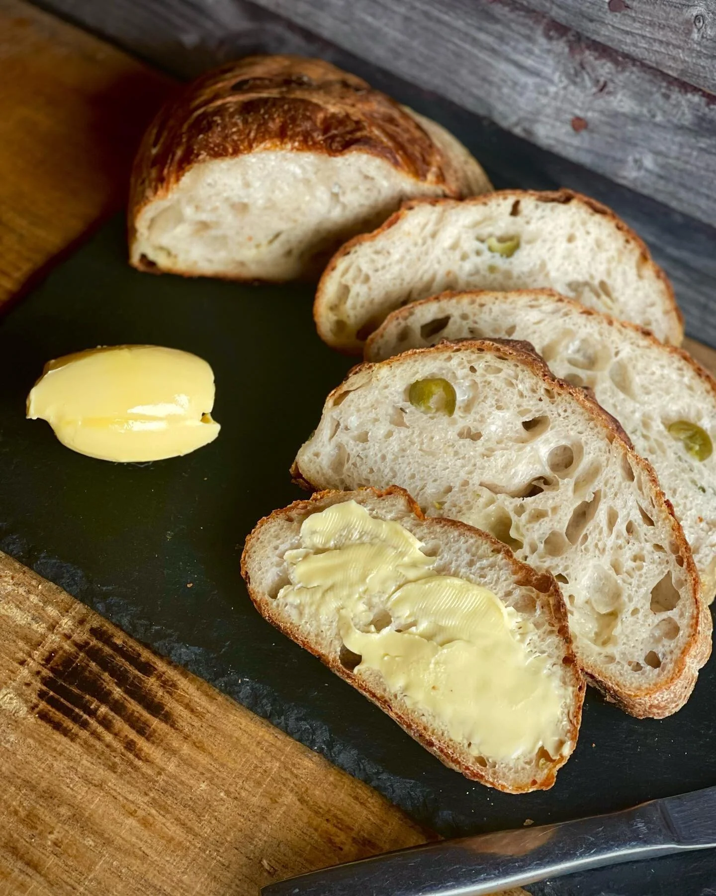 New weeeeek new sourdough peeppps! 😜🤩😆 
This week we&rsquo;re giving the heat 🔥 Jalape&ntilde;o, cheese &amp; spring onion!! 🤤
&bull;
#bigwigsbakery #bakery #sourdough #sourdoughbread #newweekvibes #mondaymotivation #lookather