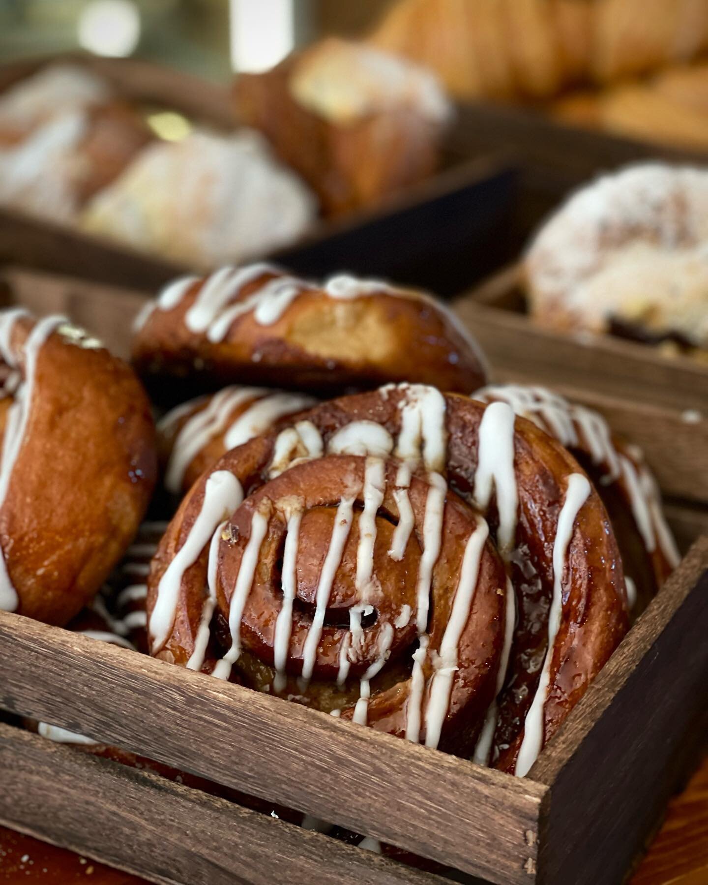 Juicy cinnamon swirls coming at yaaaaa on a Tuesday 🔥🔥🔥
&bull;
#bigwigsbakery #bakery #cinnamonbuns #cinnamon #letseat #bournemouth #foodie #juicytuesdays