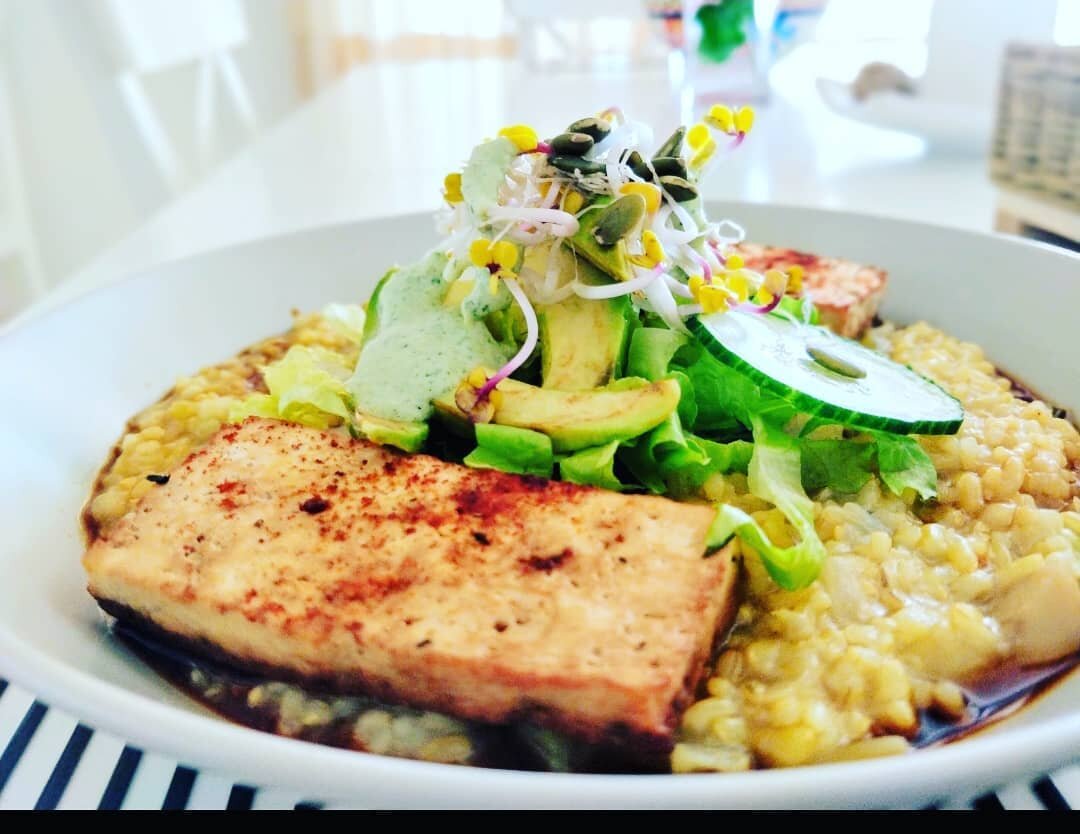 My cold morning weather go-to.. whole oat savory congee bowl for breakfast/brunch ,does the trick👌 I soak the oat groats overnight then slow cook in the morning for an hour, or can boil the oats in the evening for 10 minutes, cover them with a lid a