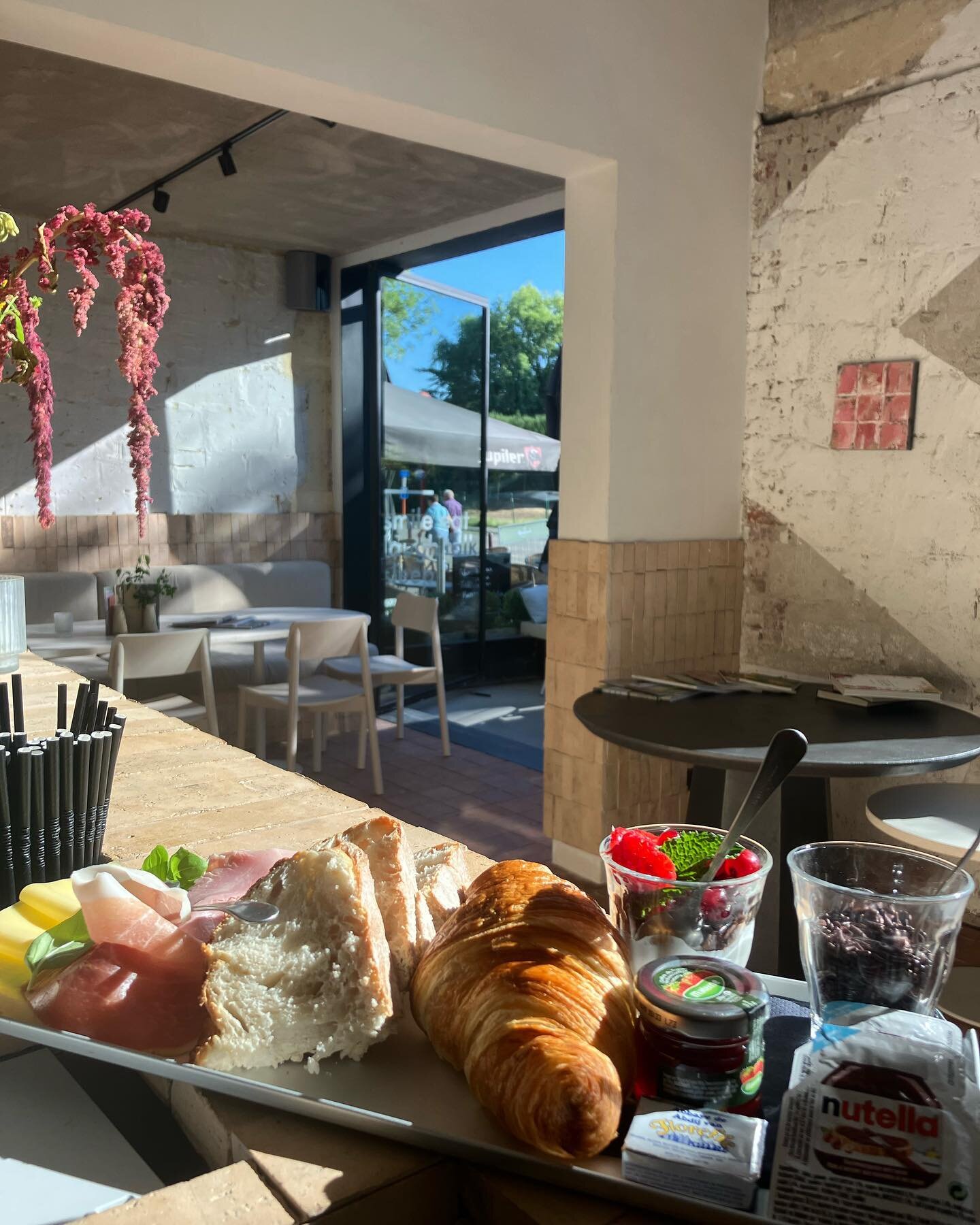 Goedemorgen Ontbijtje! 

Vanaf deze week iedere zaterdag en zondag een uitgebreider ontbijt! 

- K-Kanne compleet ontbijt (zeker uit te breiden met een glaasje cava) 
- Uitsmijter
- Yoghurt bowl 
- Croissant met jam
- Chocolade broodje 
- Zoetigheden