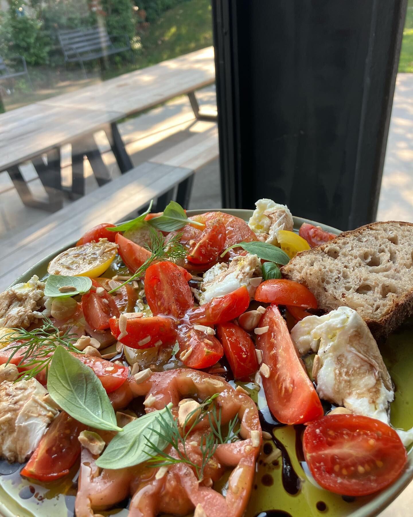 Een van onze heerlijke lunch gerechten! 

Coeur de boeuf, mozzarella, basilicum en hazelnoot