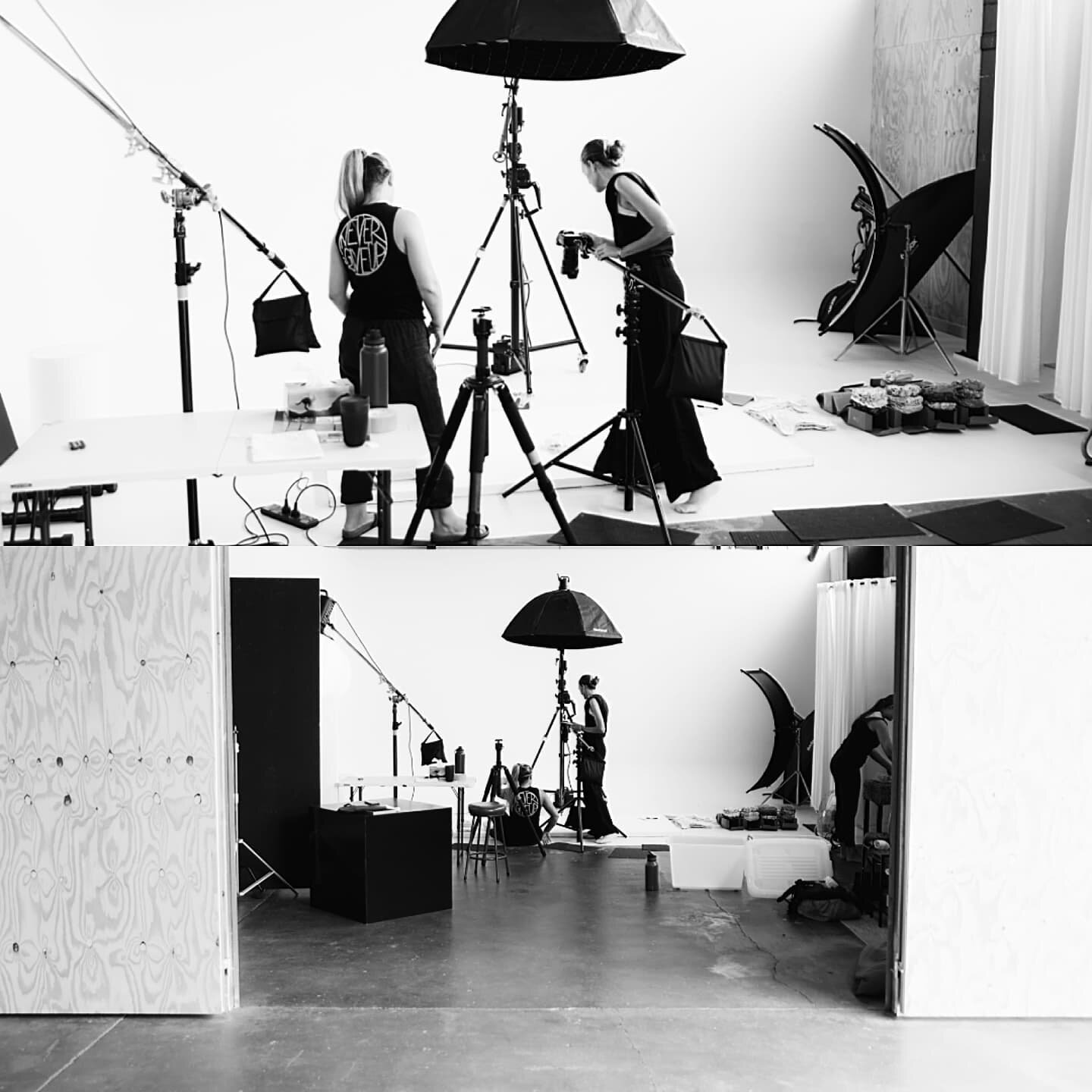 The @bareandboho team with @emmajadephotographer  in the studio working and creating 👌
#h86studios #brisbanephotostudio #studiohire 
#naturallightstudio