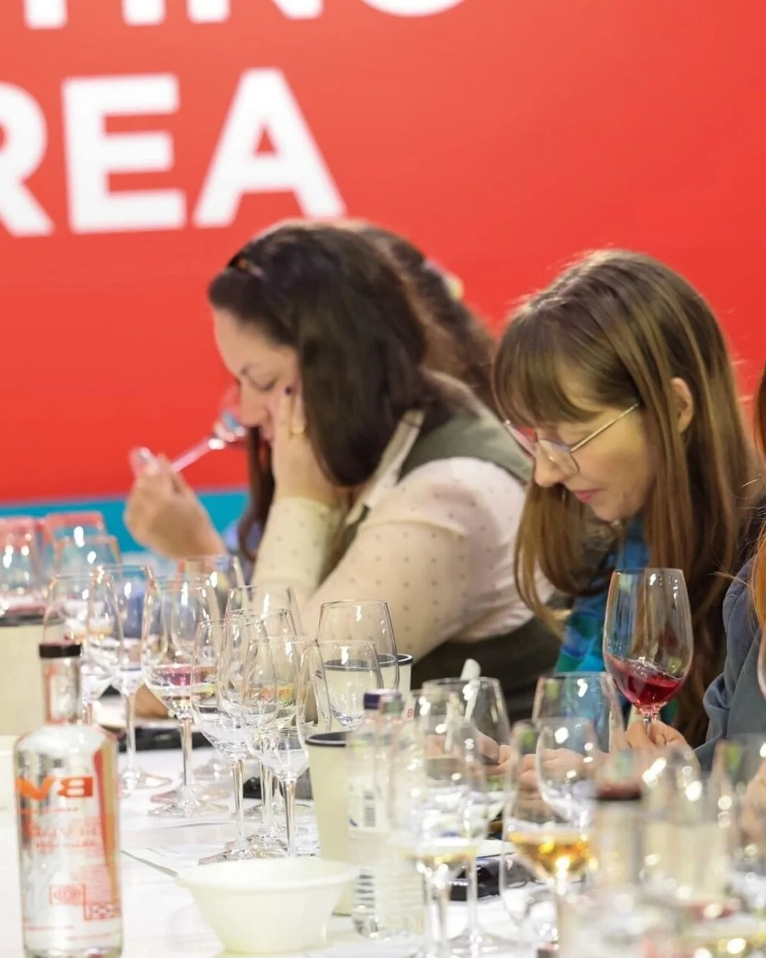 Can you really taste the age of a vine? 🍷
This was the question Old Vine Conference Regional Ambassador Anna Harris-Noble @taste_exchange set out to explore at a session led by Doug Frost MW MS during @bcnwineweek.

With no information on provenance