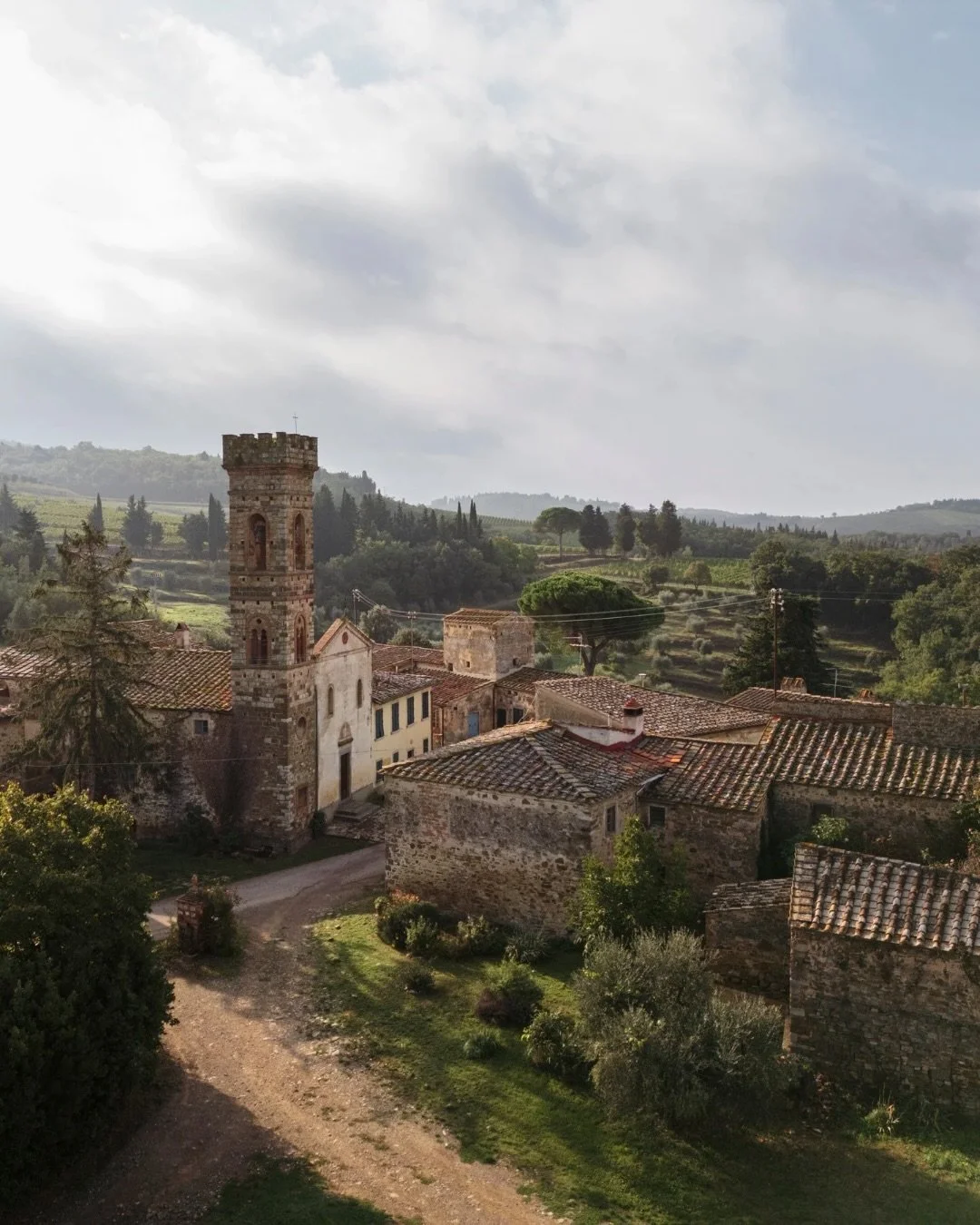 We welcome @isoleolena to the Old Vine Conference community 🌿

In the rolling hills of western Chianti Classico, Isole e Olena stands as a benchmark for authenticity, vision, and the enduring value of old vines. Founded by the De Marchi family and s