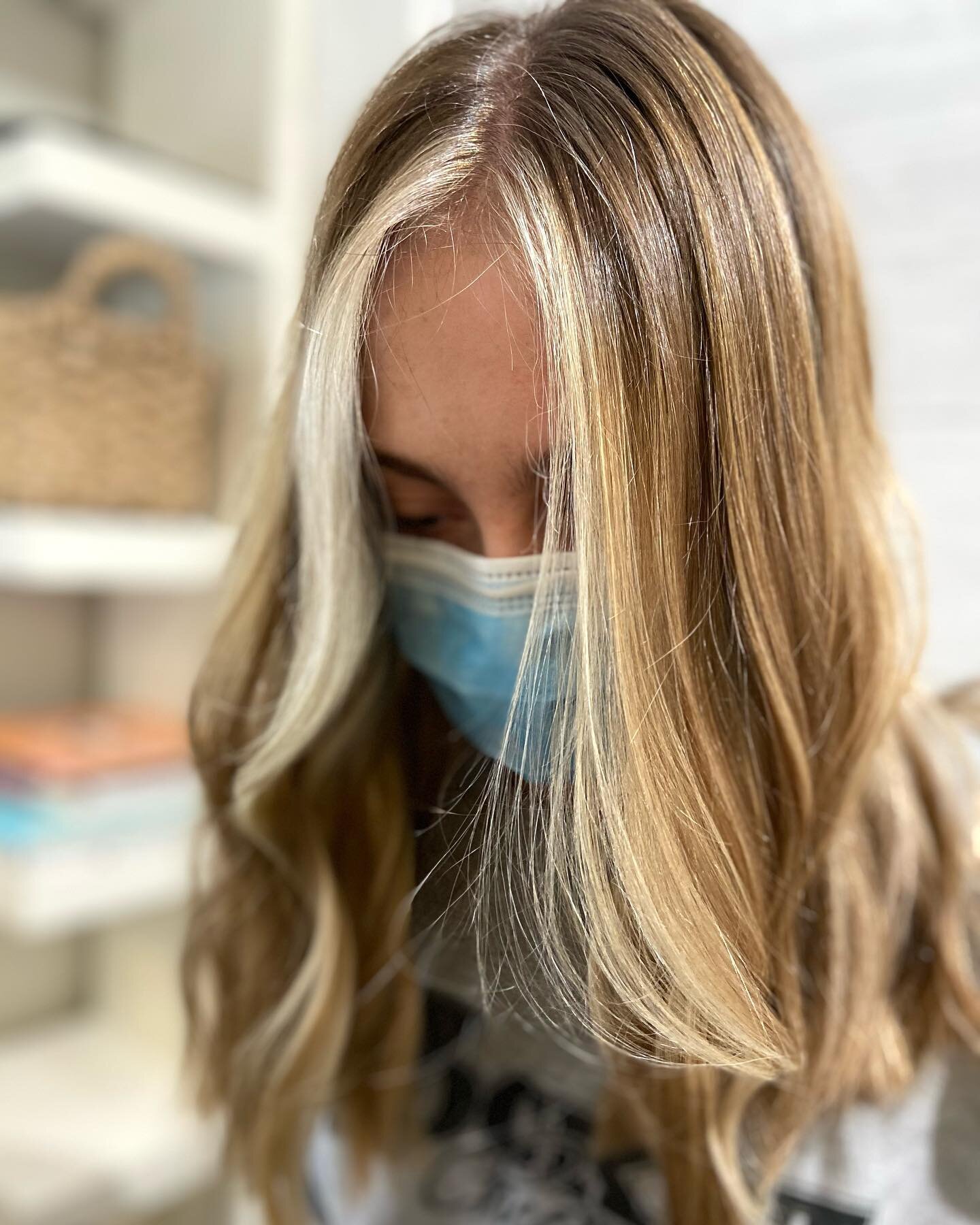 Poppin money piece💫
.
.
Balayage + money piece combo by our stylist @hairbymeghansullivan