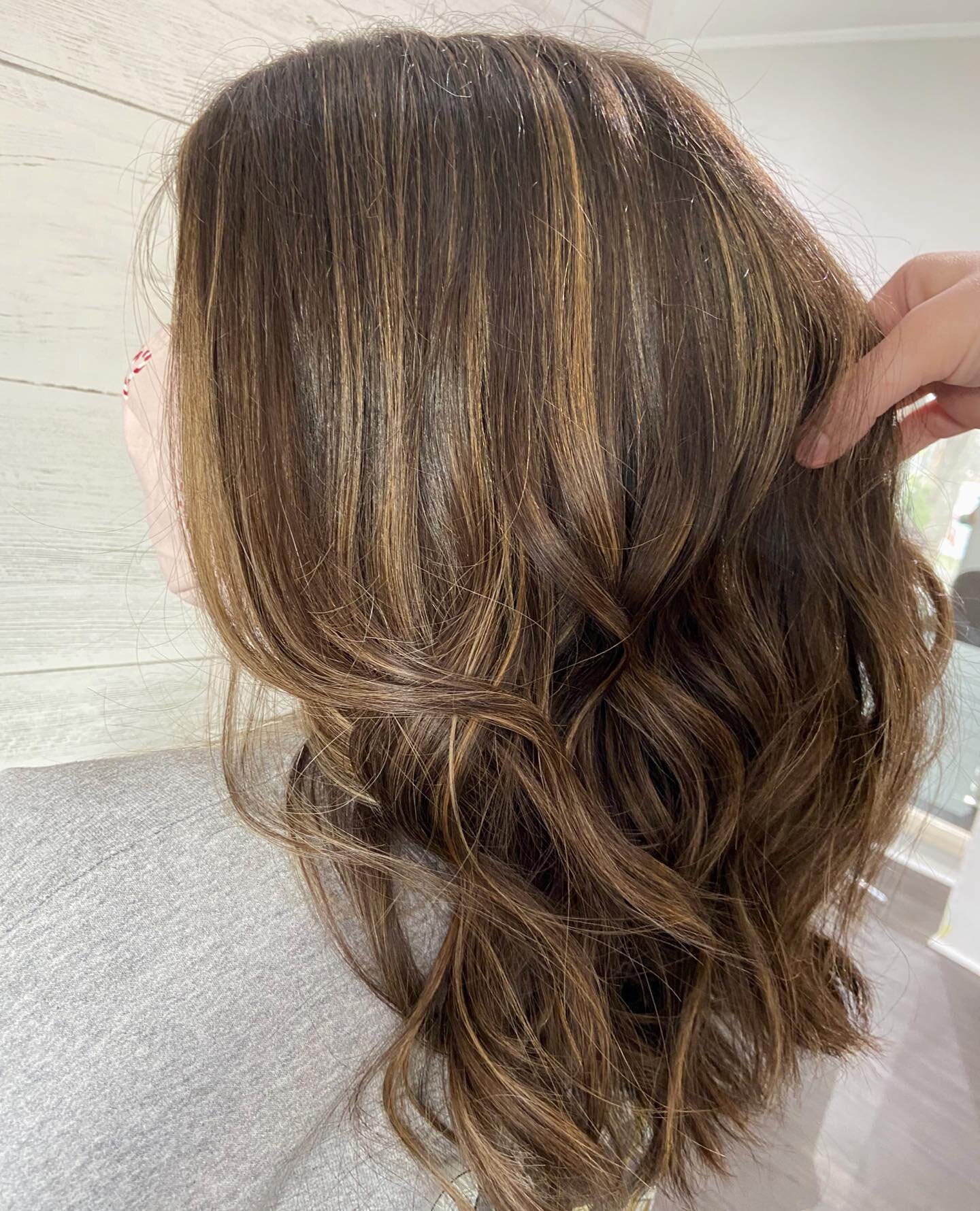 Dimensional balayage✨
By our stylist @hairbymeghansullivan. Swipe to see the before!