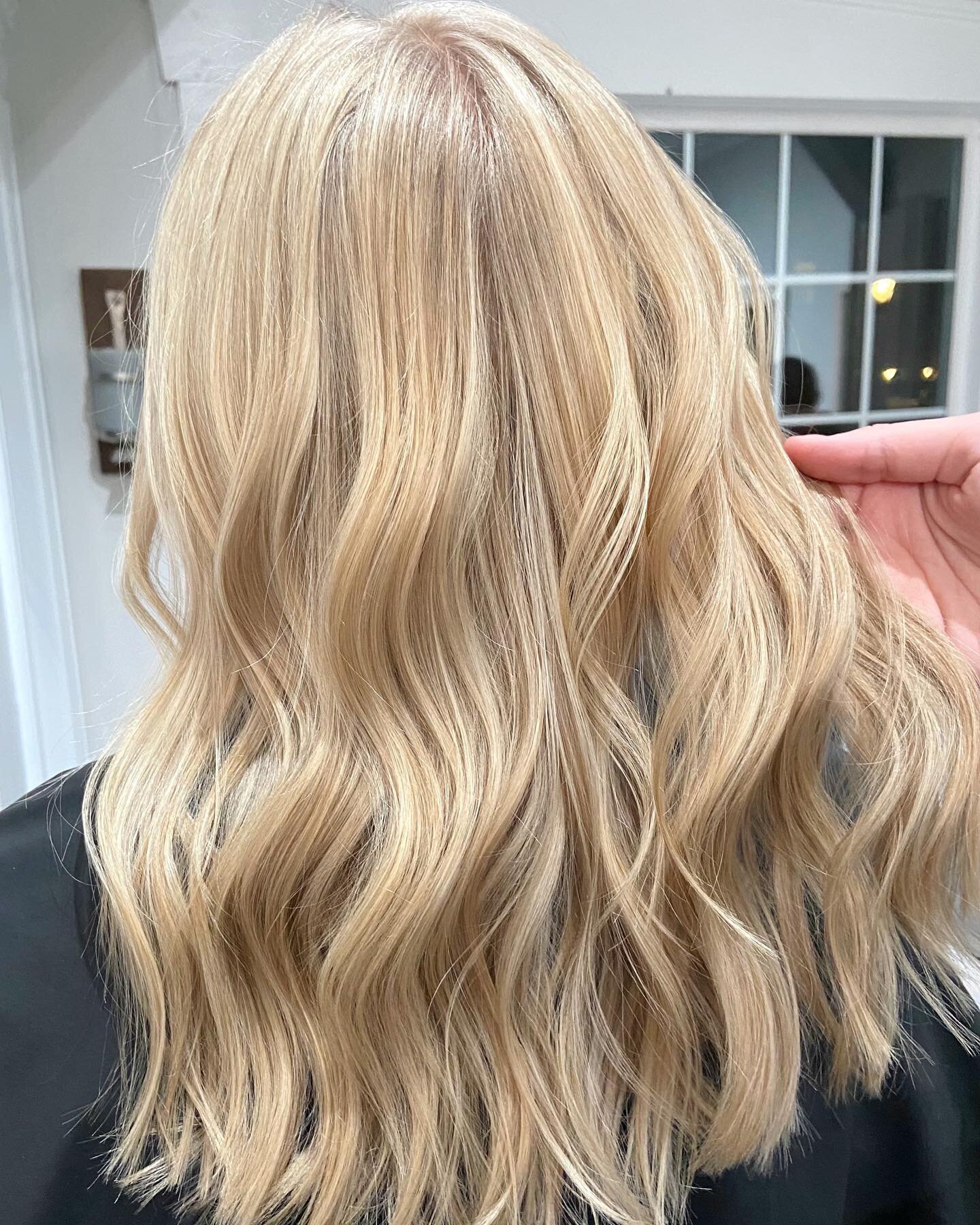 Vanilla blonde😍
By our stylist @hairbymeghansullivan