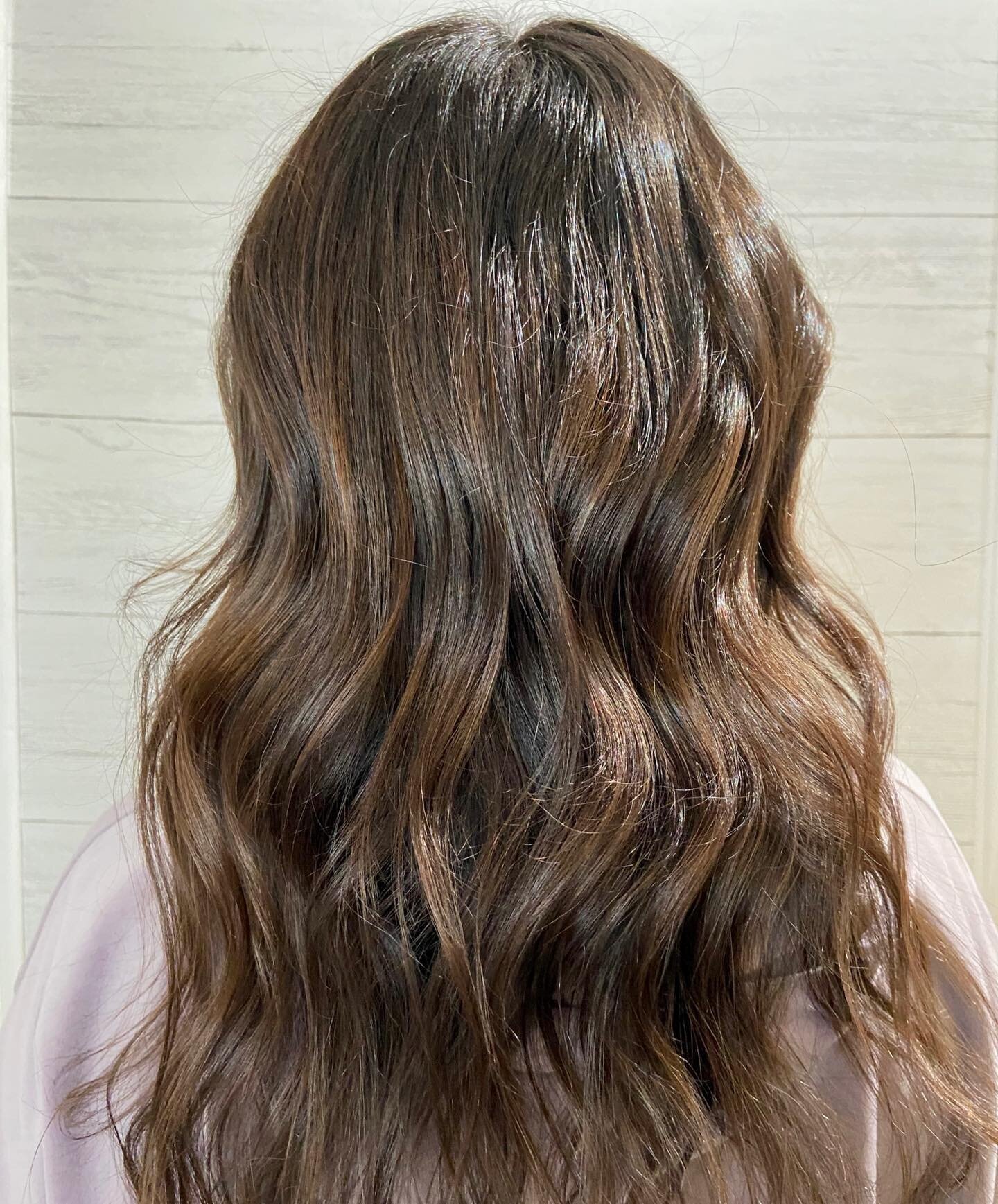 Chocolate glaze✨
By our stylist @hairbymeghansullivan. Swipe to see the before!