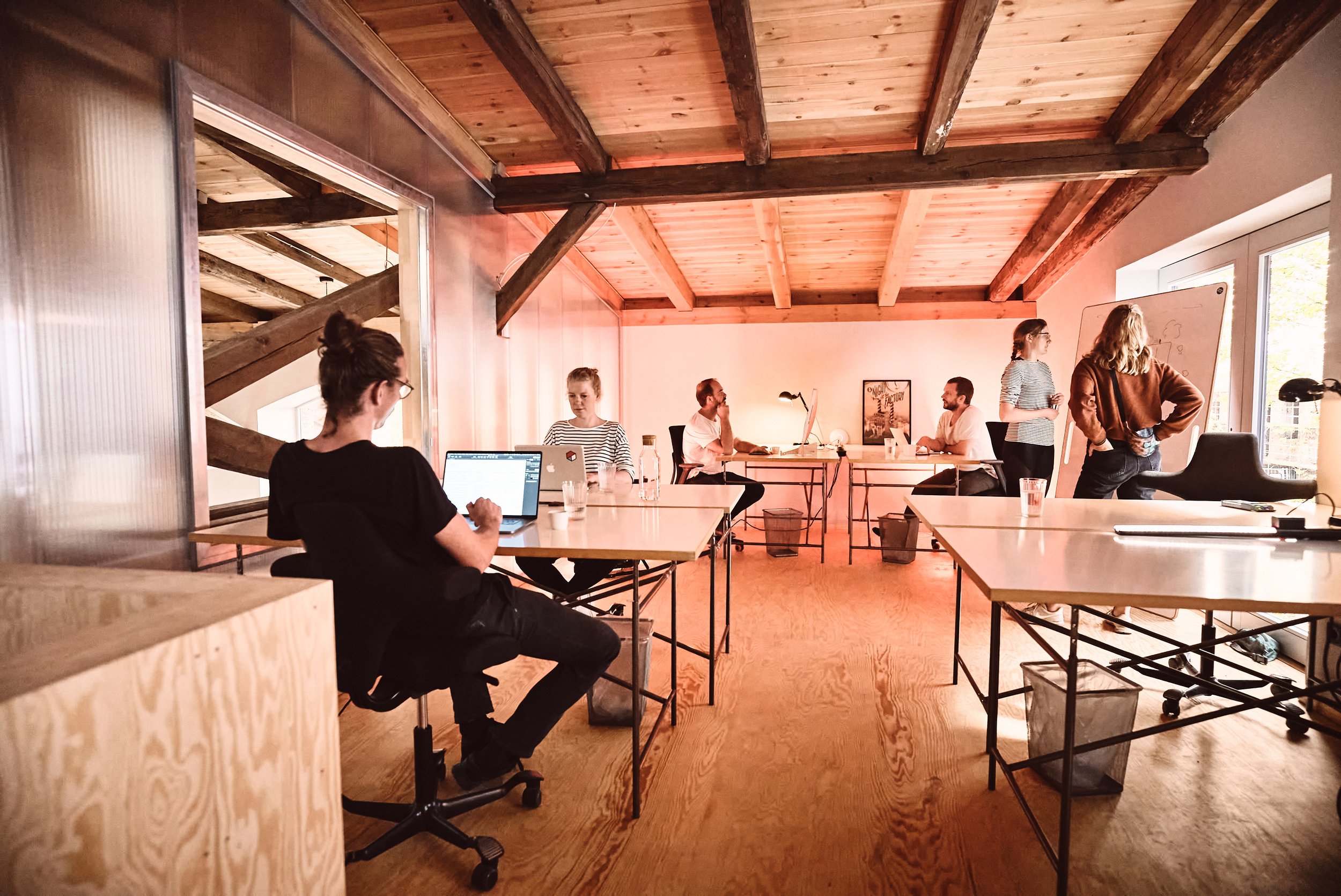 Im Coworking Space in der Scheune kannst du dich per Flex Desk einmieten – für Infos klick auf's Bild
