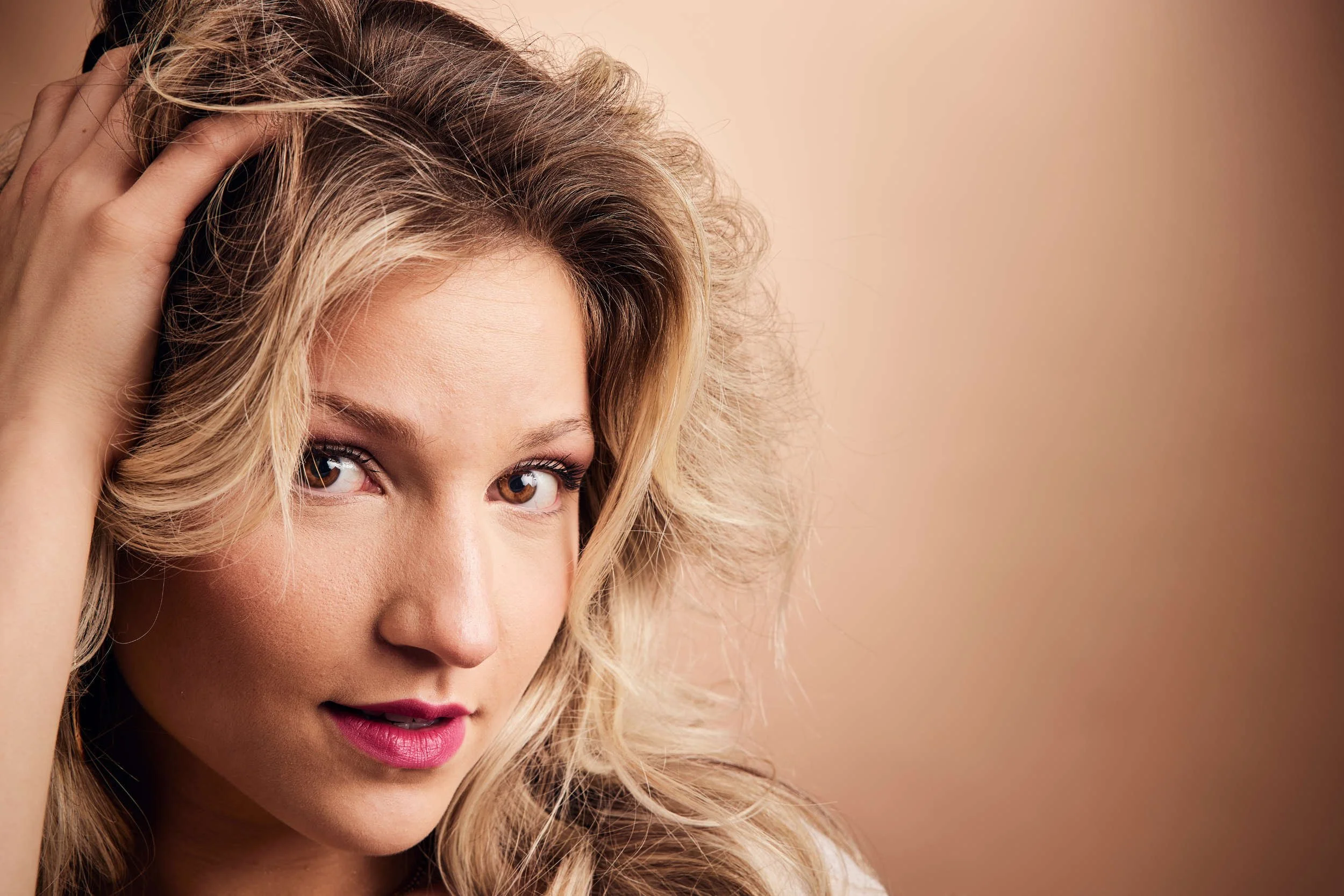 the woman with the long hair and the headshot taken by professional photographer torsten glaenzel near me in the city.jpg