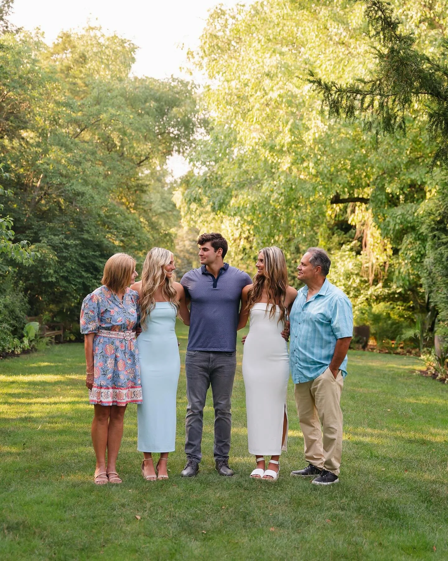 I love being able to do a bit of everything in a session! Family, grad, headshot, etc. Happy to capture it all💗