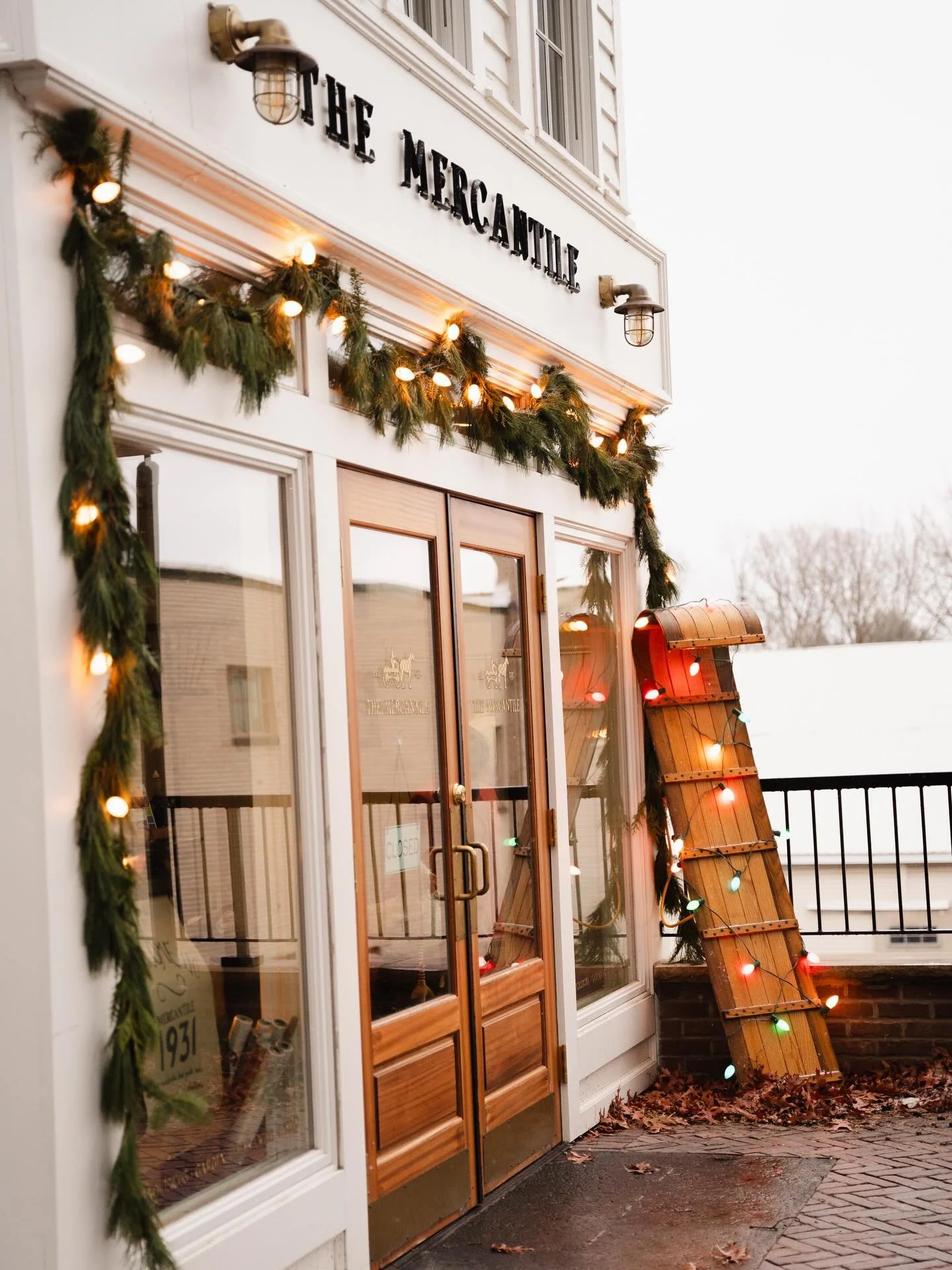 Coming back to The Tavern after being away for a few months felt just like home! They really know how to make a space feel cozy and cheerful for the holiday season✨💌🍾