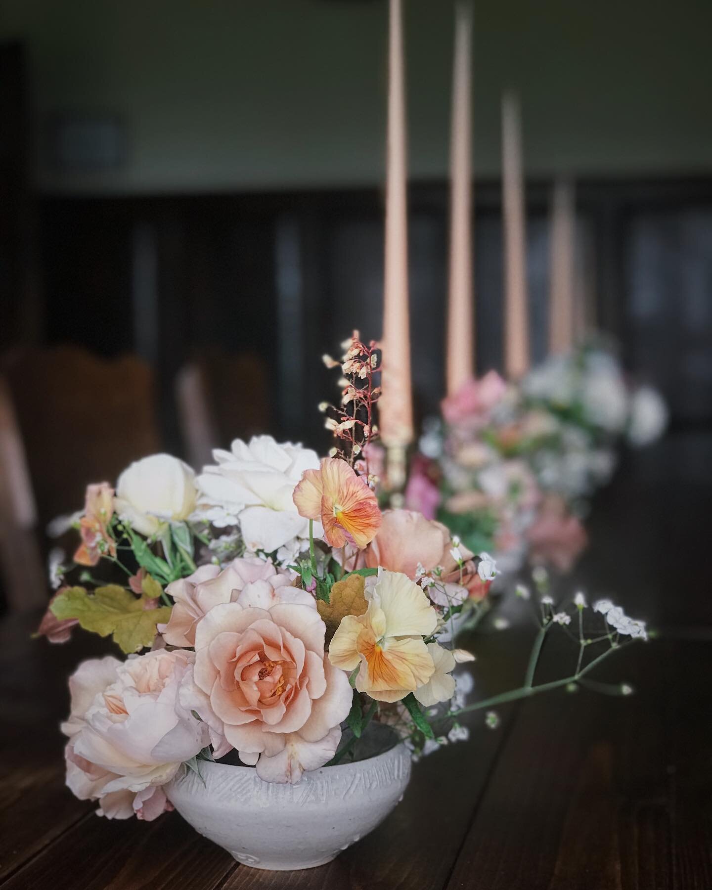 Small bowls of summer garden beauties for Angelica and Geoff, dancing down the beautiful dining room table @broadfield_court