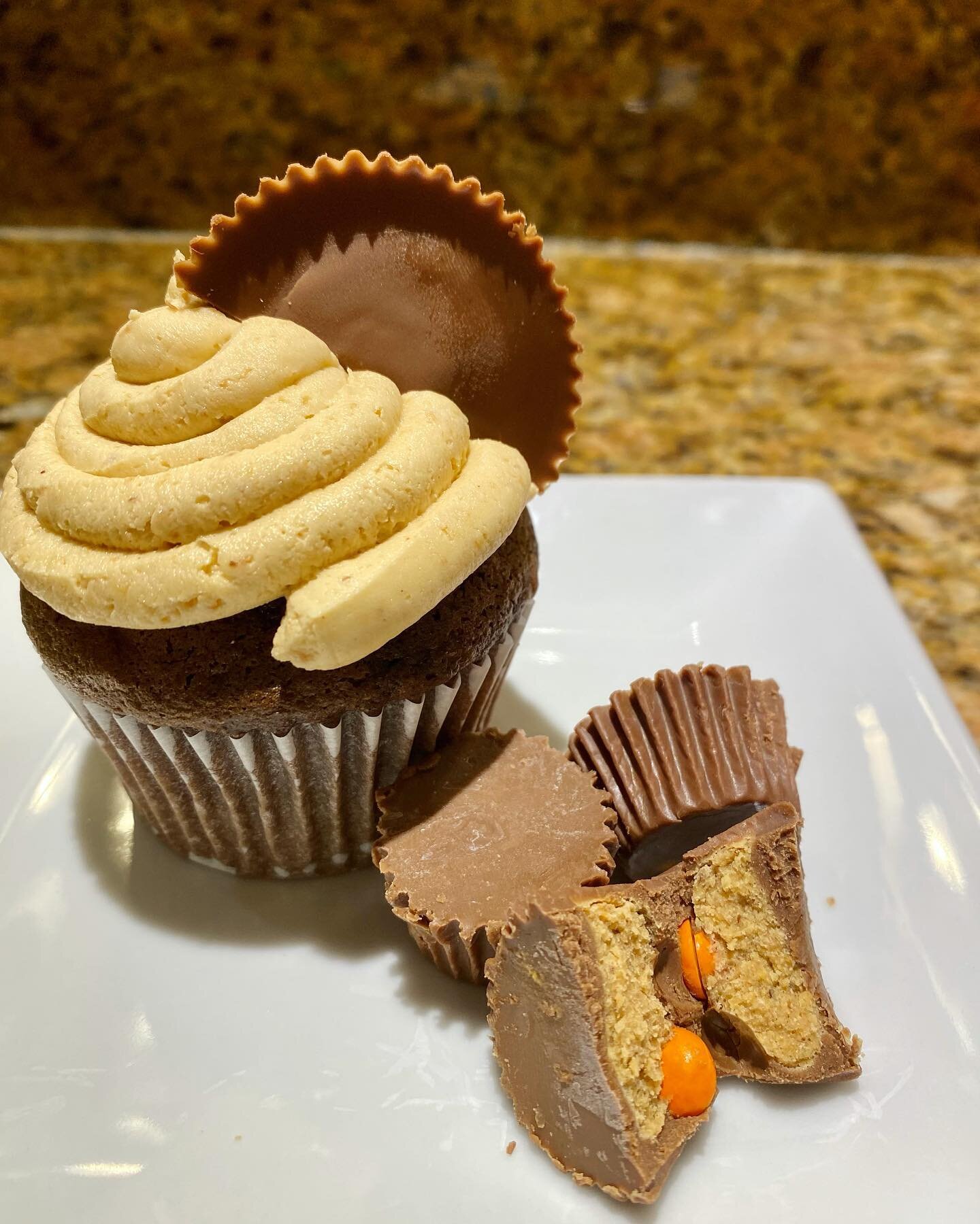 A peanut butter lover&rsquo;s dream! 🥜

&bull;Chocolate Base
&bull;Peanut Butter Buttercream Frosting
&bull;Topped off with a Reece&rsquo;s 

Go to https://www.goodeatzwithz.com/order to order!