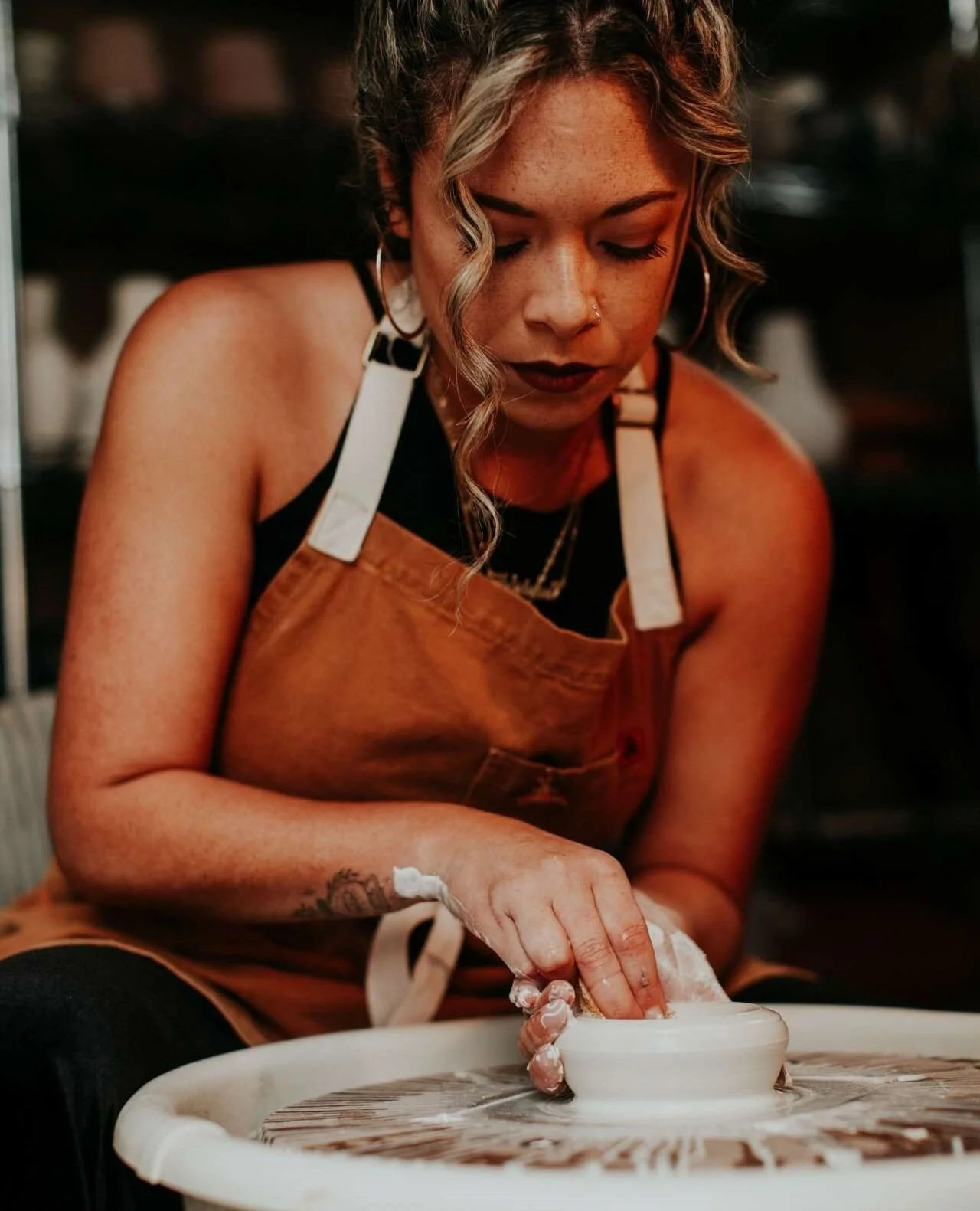 LET'S HEAR IT FOR THE GIRLS: @adriana.lemus.ceramics ✷ ⁠
⁠
Adriana Lemus creates custom ceramics for each Nomada hotel, from functional homewares to decorative sculptures, all handmade in small batches at her backyard studio in San Luis Obispo.⁠ Beyo