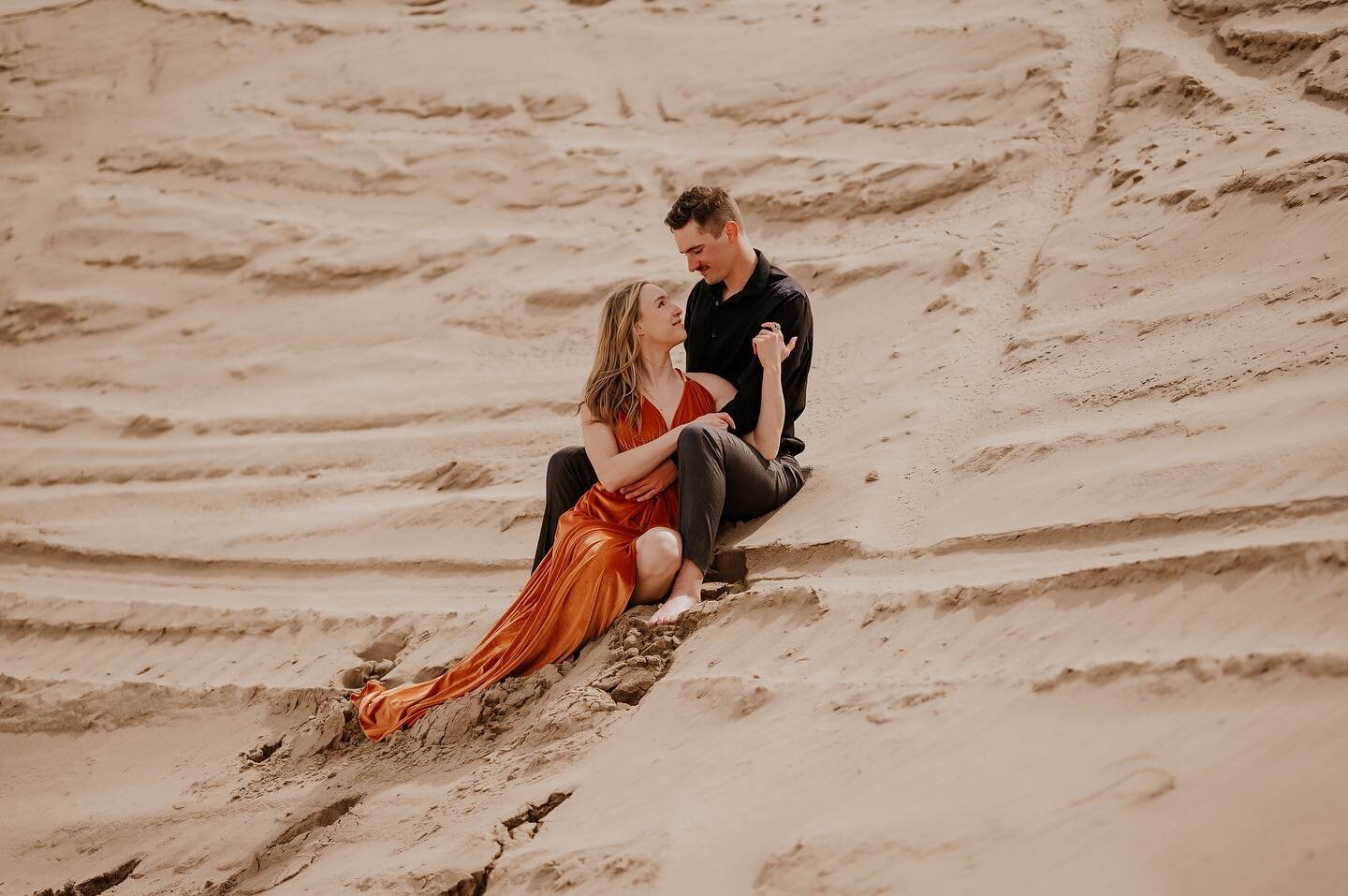 Emma &amp; Nick got engaged recently and ever since I&rsquo;ve been reminiscing their sand dune shoot back in April. 

I met them on my western USA road trip and was lucky enough to have them in front of my camera. 

These two are so wonderful and I 