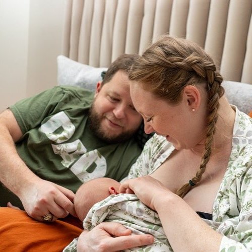 A beautiful moment of love and connection 🌿 This sweet family welcomes their newest member with warmth, tenderness, and joy. Capturing these first snuggles is an honor every time. 

#BirthPhotography #DoulaLife #GoldenHourAfterBirth #FamilyBonding #