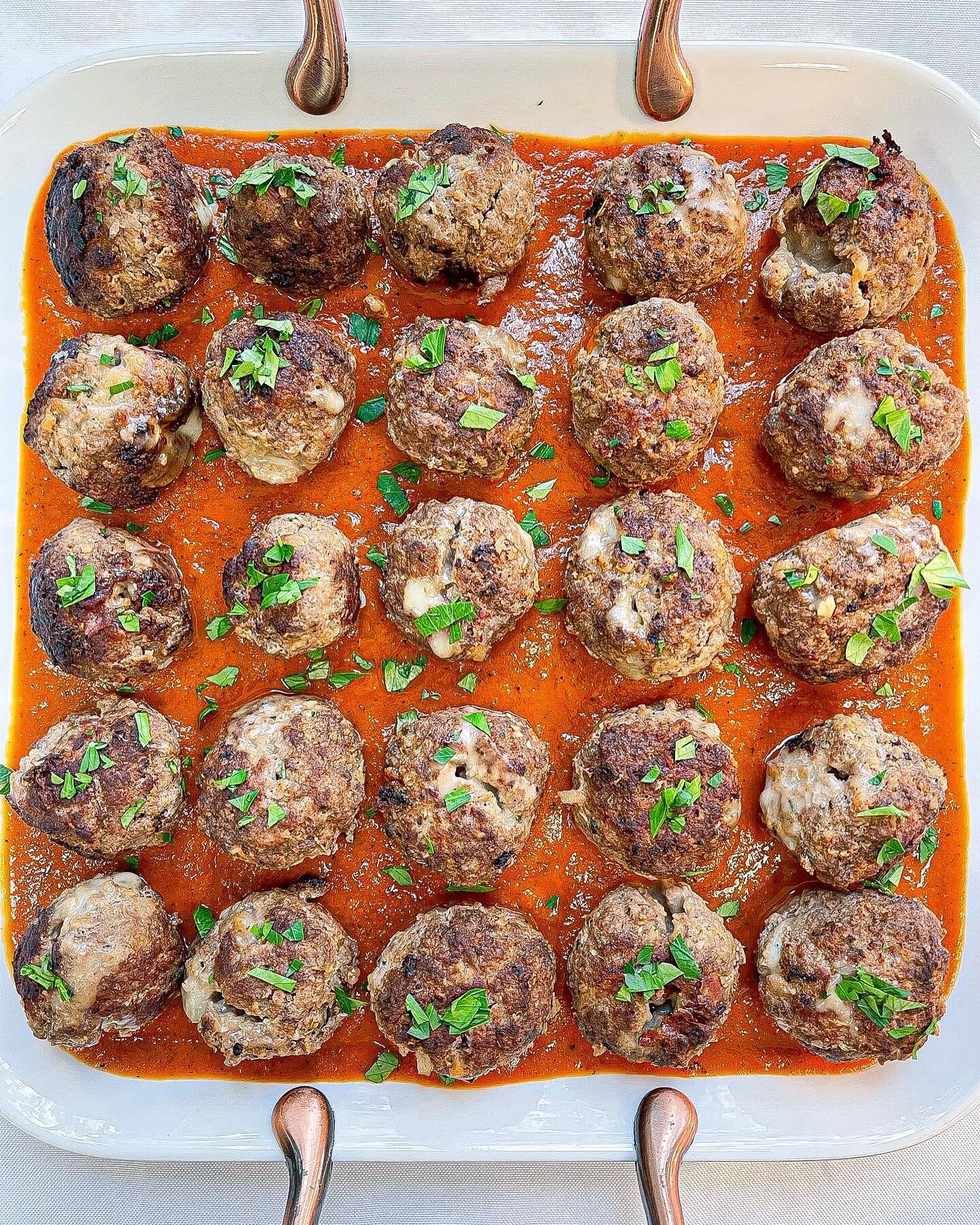 Mean, lean bison meatballs with mozzarella and vodka sauce. Made with 100% grass fed @forceofnaturemeats ancestral blend. We love their products and their approach to regenerative farming.

Fun fact: Rather than seeking shelter from bad weather, biso