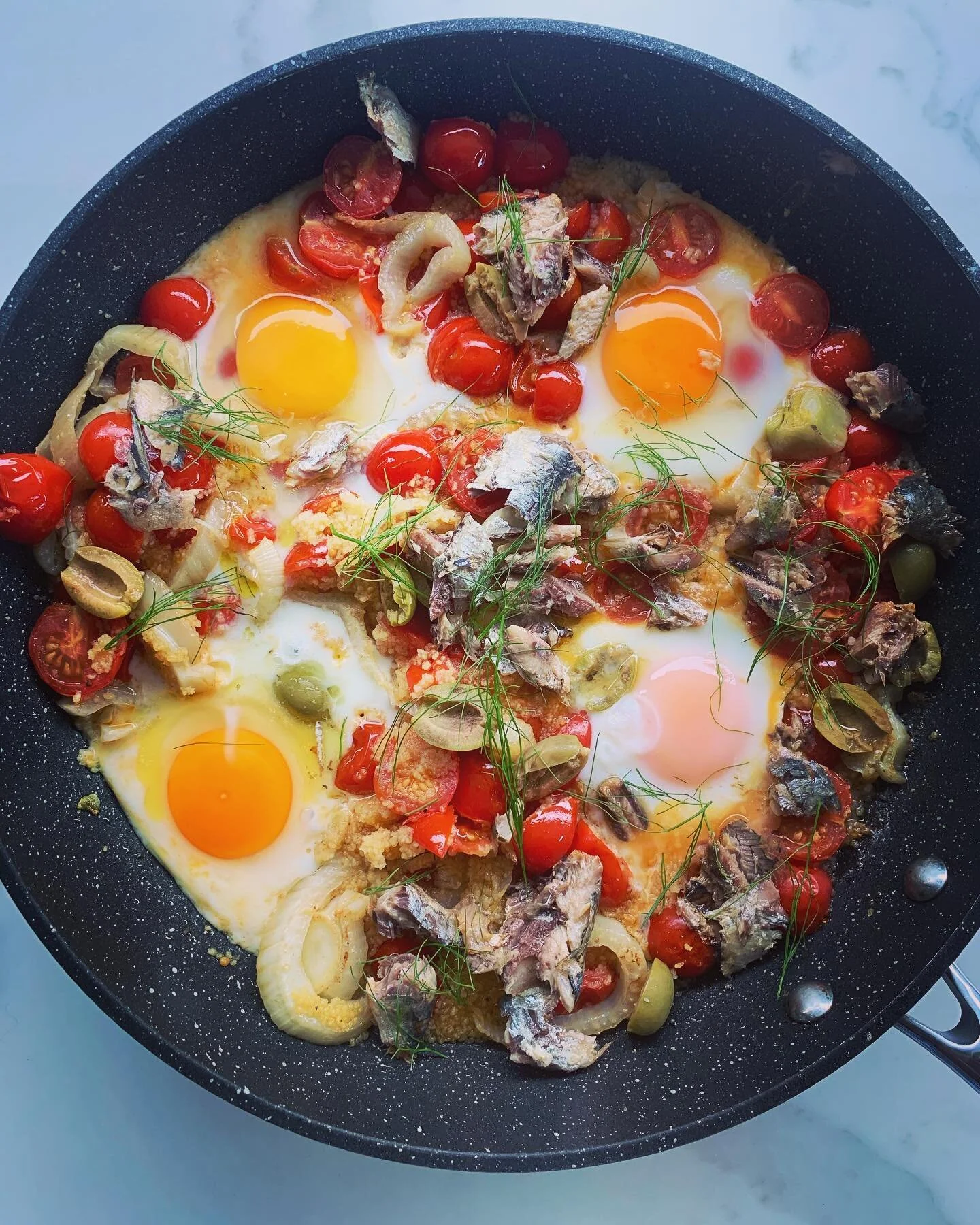 What&rsquo;s for dinner? 🍳 
This may not look pretty, but it&rsquo;s quick, easy and full of goodness 👌

Fennel &amp; Sardine Shakshuka
Ingredients:
1 small bulb of fennel
1 x 125g tin of sardines
400g mixed cherry tomatoes 
50g cous cous
4 eggs
4 