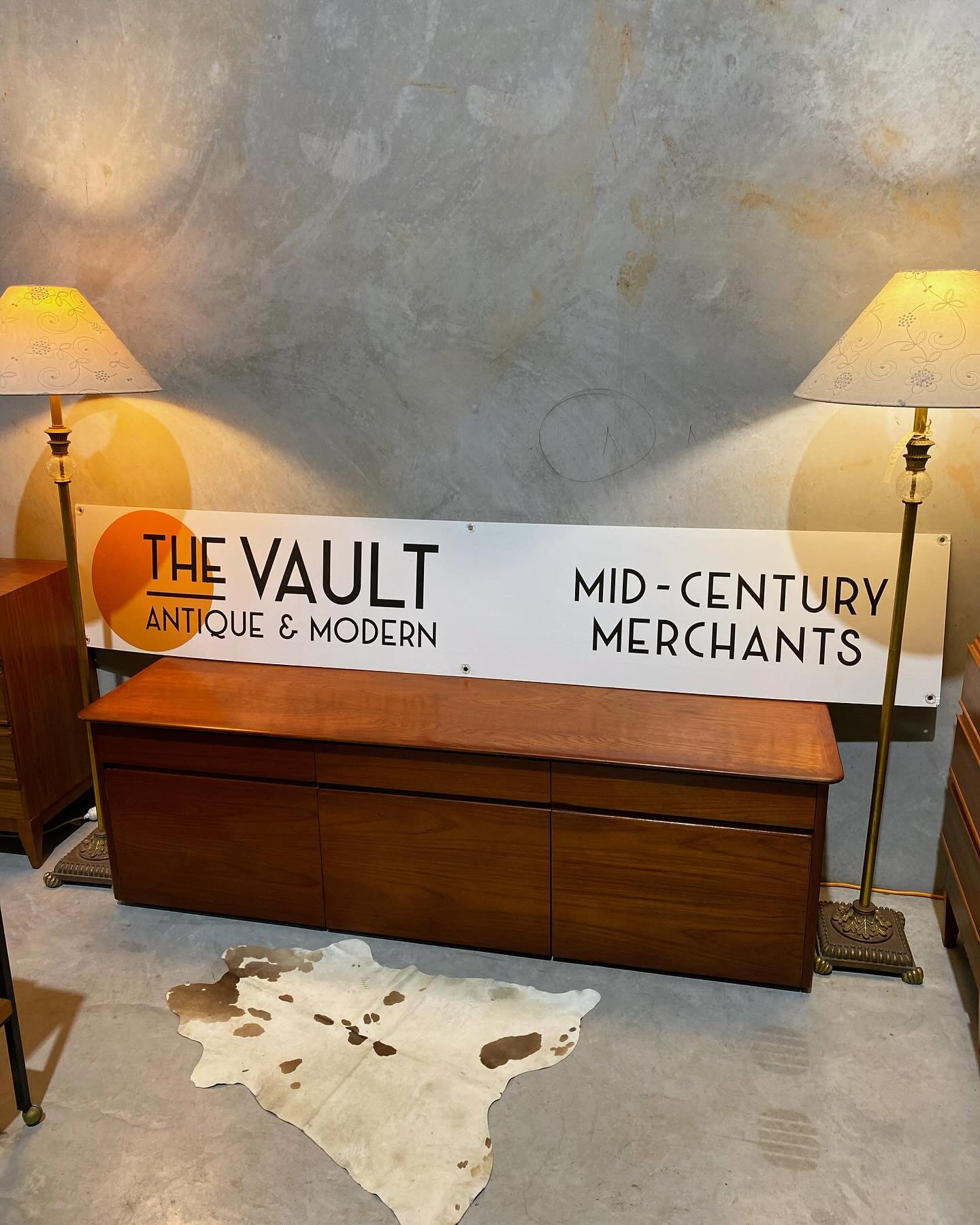 Mid- Century Entertainment Unit/Sideboard

At 188cms long there&rsquo;s oodles of room for TV, Turntable and amp
Exquisite curved corners and minimalist lines make this a sleek and stylish piece 
3 drawers over 3 generous storage cupboards with adjus