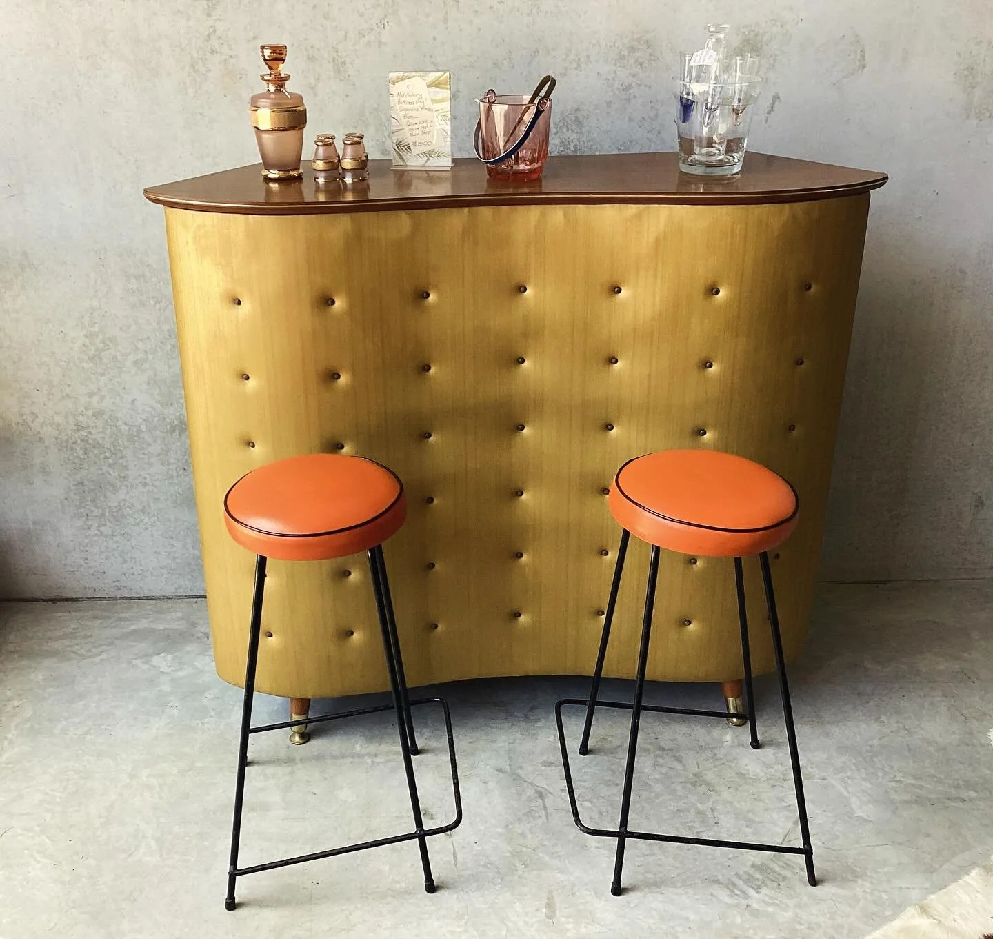 Mid Century Bar

Stunning Serpentine -fronted bar in buttoned gold vinyl with metal tipped legs and storage shelves
Think pool room, man cave , cabana&hellip;&hellip;anywhere!
Please note minor scratch to surface as shown in last photo

121cm wide
10
