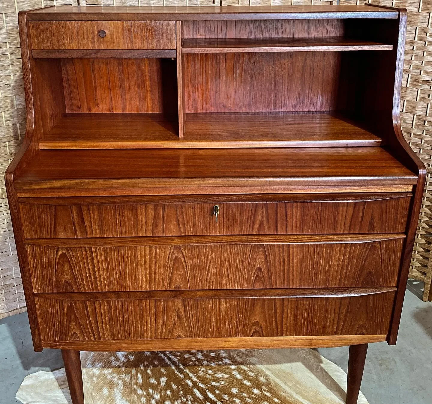Danish Mid Century Desk

Danish desk/bureau with pull out writing surface (84x34cm)
Versatile storage comprised of stationary drawer, bookshelves and 3 large wave handled drawers, lockable top drawer
Stunning piece in excellent condition
Add Scandina