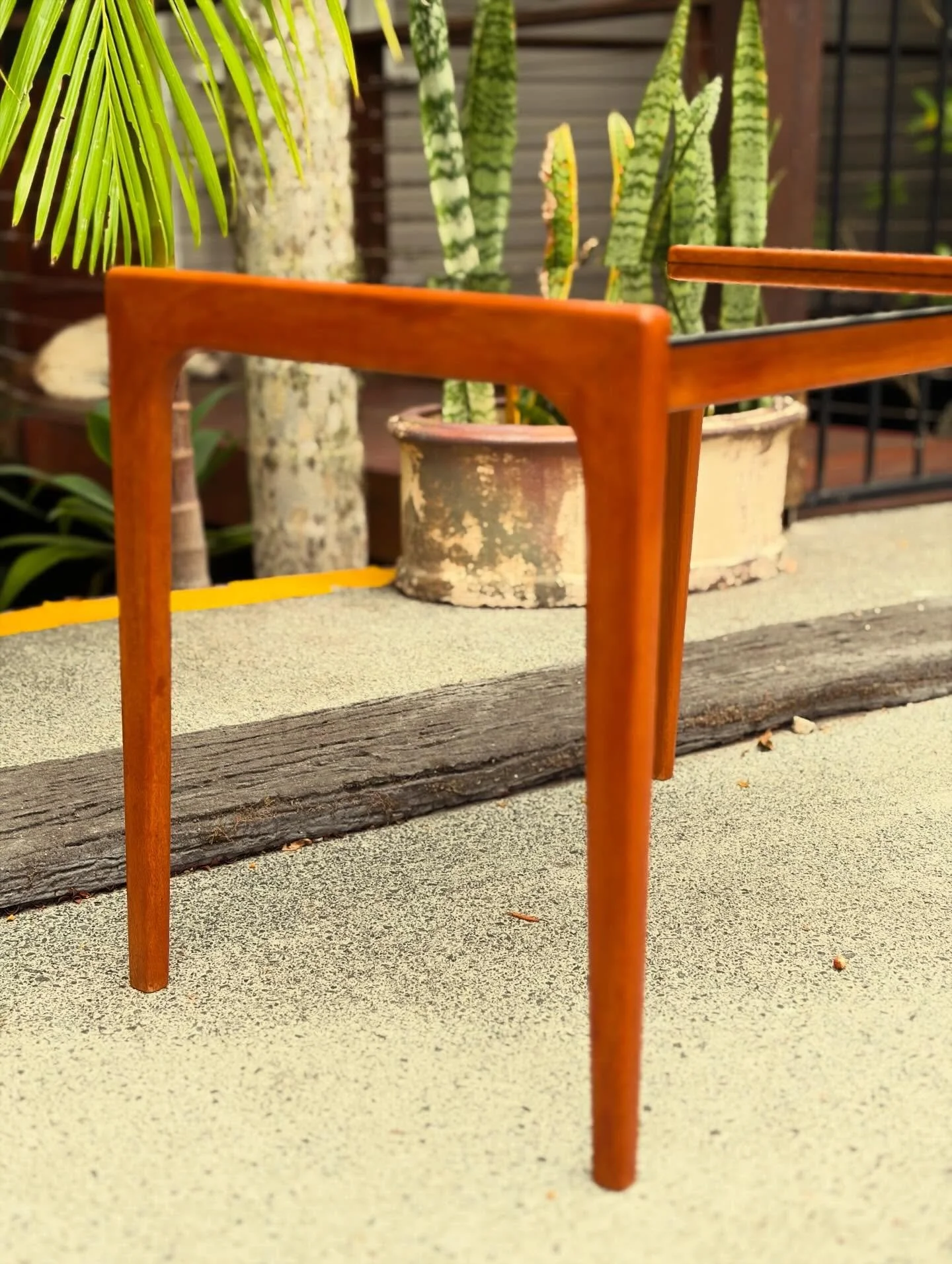 Mid Century Teak Coffee Table

Stylish and functional, curved corners and polished smokey glass top. Perfect for a petite space.

Solid teak
Coffee/lamp/side/bedside/ entrance/hallway table
Fully restored 

63cm long
41cm wide
47cm high

$140