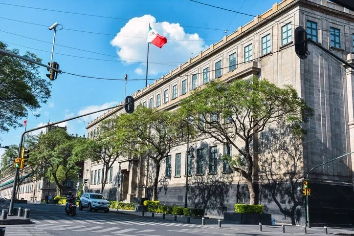 Cuando la aseguradora presenta documentos alterados, procede condena en costas.