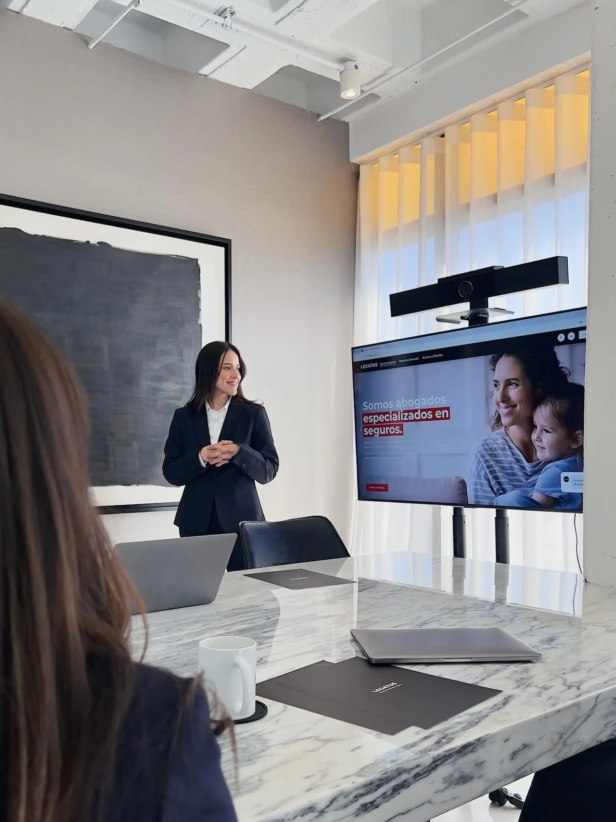Abogada de Legatus dando una presentación en una pantalla