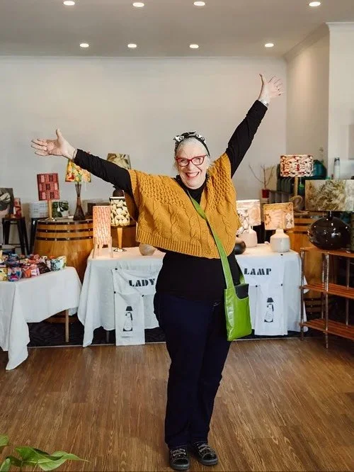 ✨ Stop 18 | The Mooloomba Collective ✨
Shining her lights bright &mdash; meet lamp designer Meredith Coyle! 💡

Meredith&rsquo;s stunning handmade lamps are a celebration of texture, pattern, and storytelling. Each piece is crafted from beautiful tex