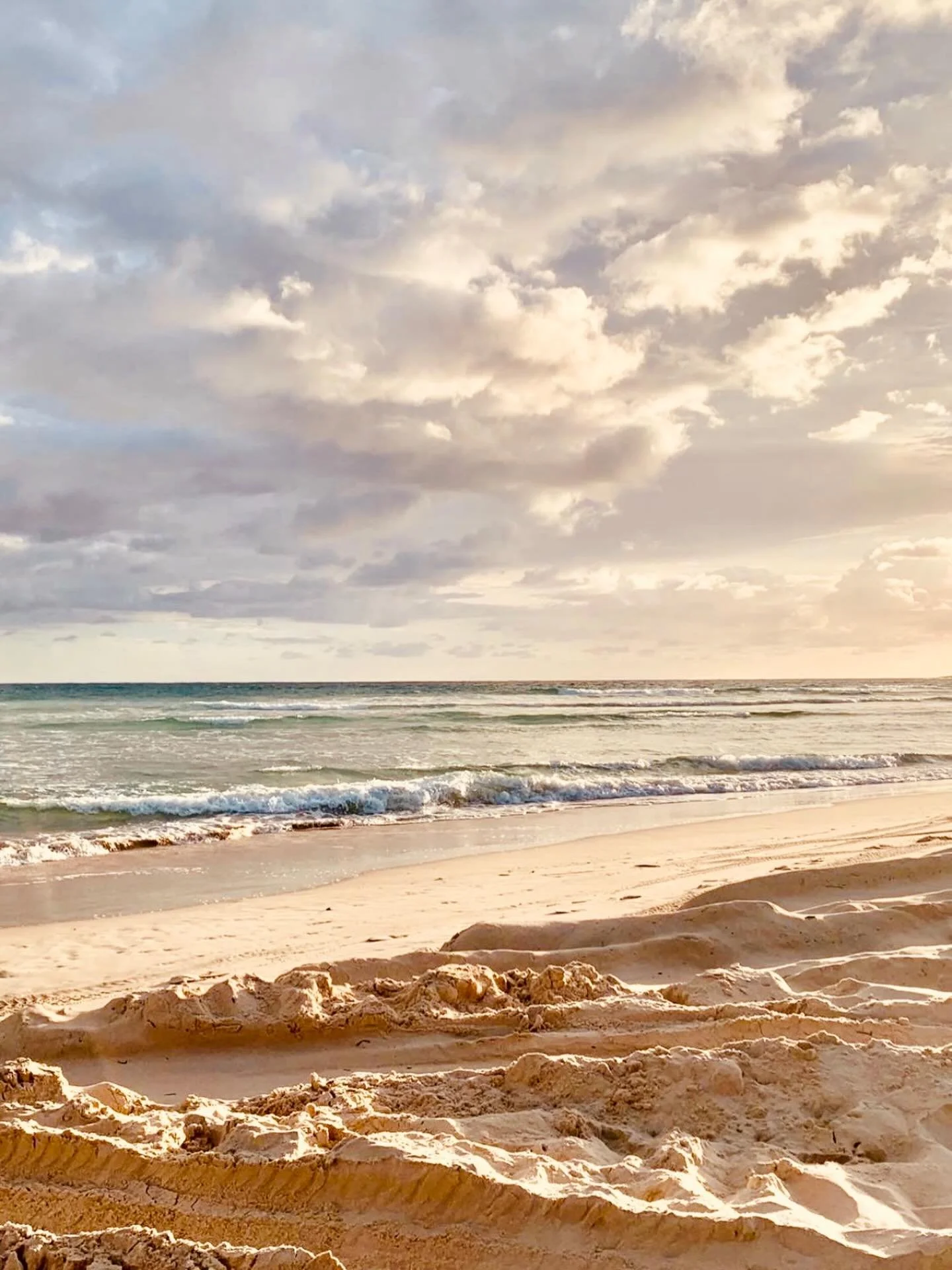 Some days, the camera and the light do all the work.

Like a painting, our island inspires in every moment with a touch of retro charm and quiet nostalgia.

Join us for the 2026 Straddie Arts Trail and experience it through the eyes of our artists an