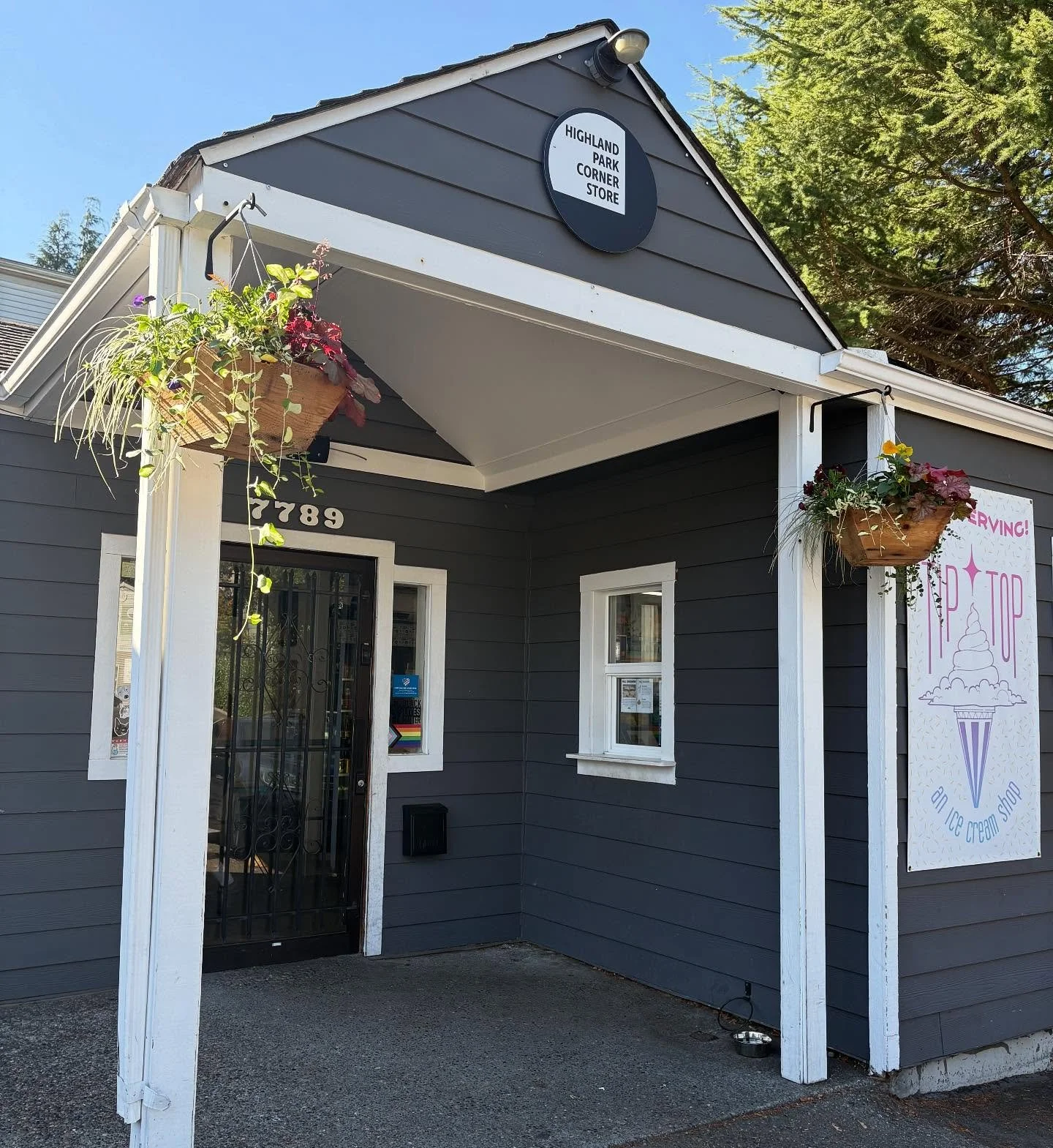 😍 Check out our new hanging 💐 baskets outside our doors! They were # given to us by some generous neighbors 🙏 Adding just a bit more cheer to our friendly spot. 

Thank you to this awesome, giving community - we&rsquo;re so fortunate to be a part 