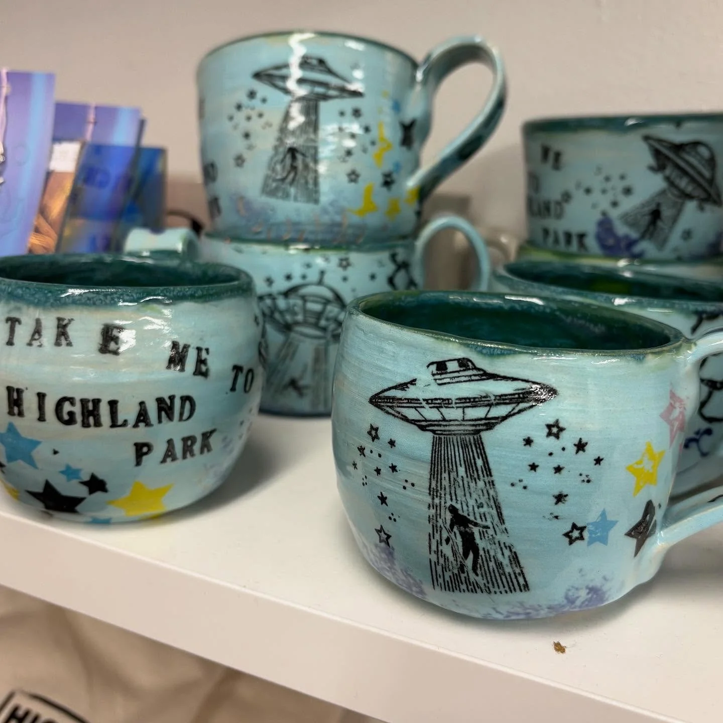 New mugs handmade by our neighbor have landed at the Corner Store! Grab one before they&rsquo;re all gone.

#handmade #supportyourneighbors #takemetohighlandpark #highlandpark #cornerstore #westseattle