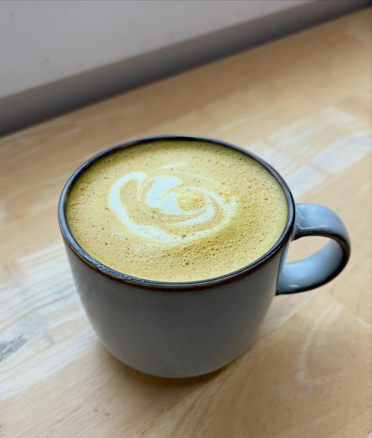 Our Golden Latte is back on the menu! Turmeric, ginger, cinnamon, a dash of black pepper, maple and vanilla - all steamed together with a blend of almond and coconut milks. It&rsquo;s a warm, comforting, caffeine free pick me up.

#golden #goldenlatt