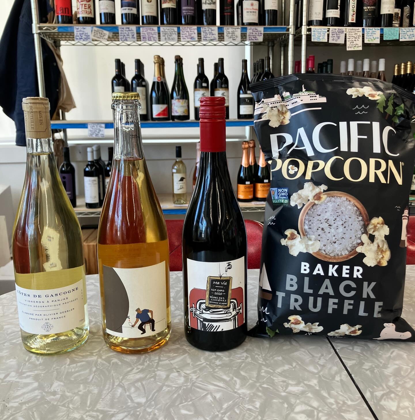 Clark loves a good popcorn wine - and this week he&rsquo;s selected three great wines to pair with popcorn. Swing by to try them (and some 🍿) this Thursday from 5-7:30pm. 

#winetasting #wineandpopcorn #highlandpark #wineshop #westseattle
