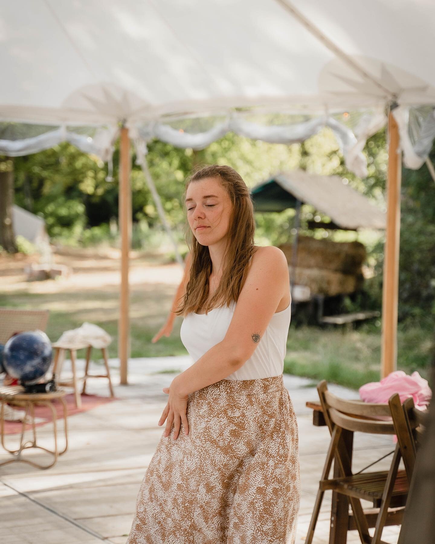 last summer I got to capture the most beautiful retreat of @heavenonearthcommunity hosted by @charlottedebaere.be &amp; @theleomystic 🌞 this was one of the most loving, nourishing days I ever got to experience, even from behind my little lens 🧡 suc