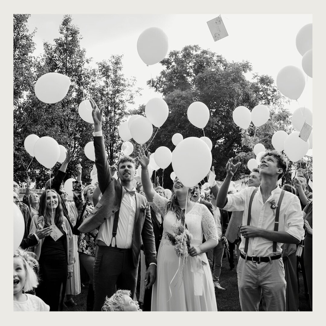 Lieve J&amp;J, jullie huwelijksfeest was er eentje waarvan we nog lang nagenoten hebben. 💛

Ok&eacute;, jullie zouden het weer waarschijnlijk anders gekozen hebben, en dan zeker de wolkbreuk tijdens jullie ceremonie. 🙈

Maar het zorgde wel voor d&e